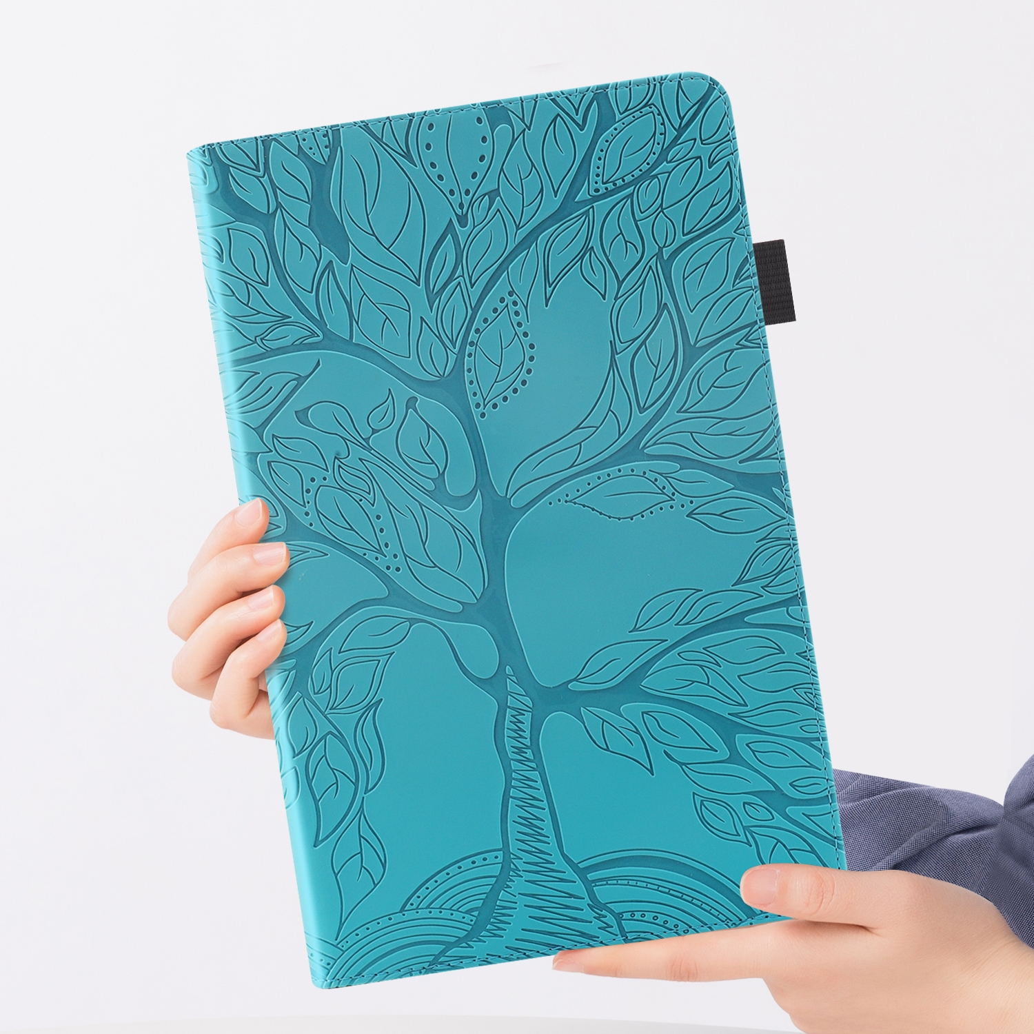 Eine türkisblaue Tablethülle mit Baumdesign. Die Hülle wird von Händen gehalten.