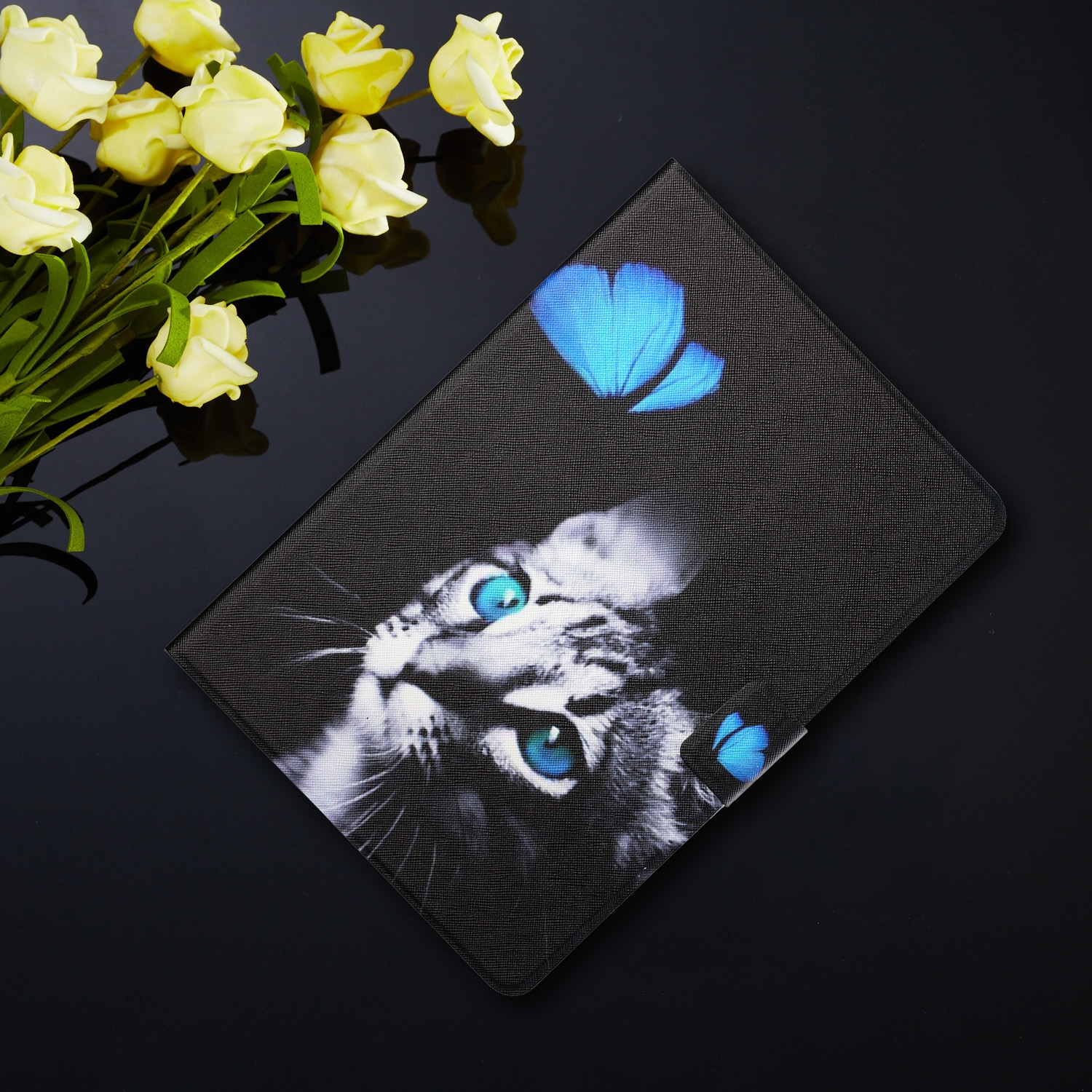 Tablet-Hülle mit Katzen-Gesicht, Schmetterlingen und gelben Rosen.