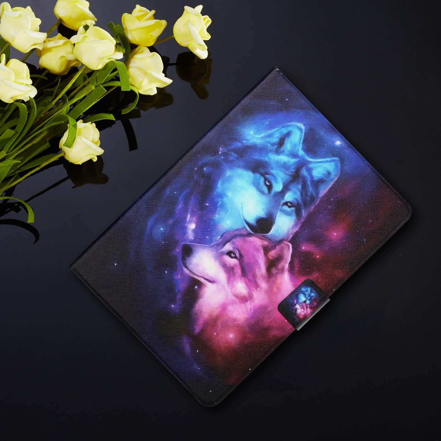 Tablethülle mit Wolfskunst. Wölfe in galaxieartigem Hintergrund. Blumen in der Nähe.
