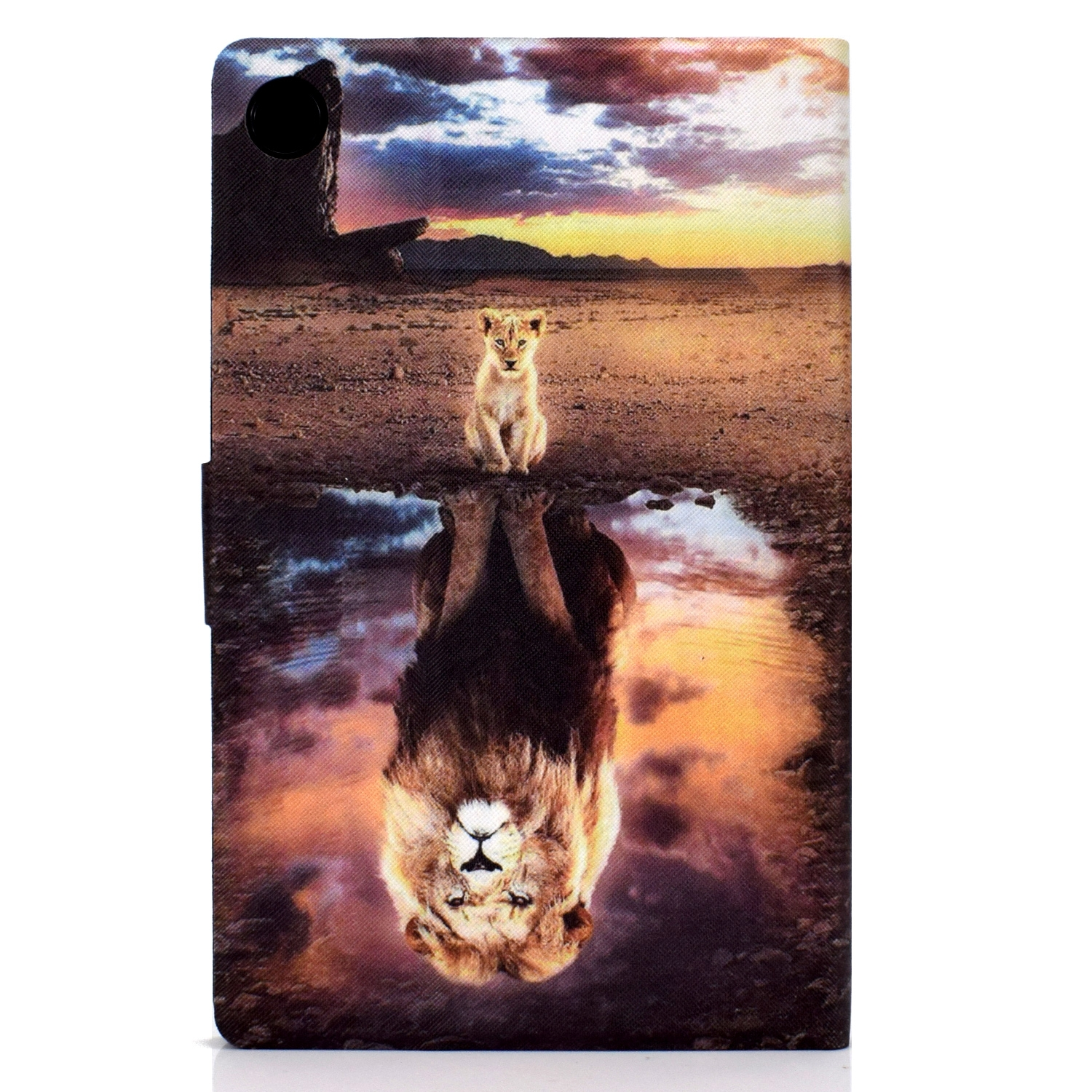 Eine Tablethülle mit einem Löwenjungen in einer Wüstenlandschaft. Seine Spiegelung zeigt einen Löwen. Der Hintergrund ist ein Sonnenuntergang.