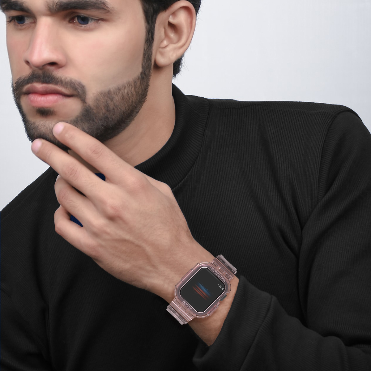 Mann trägt eine klare Uhr mit pinkfarbenem Armband. Die Uhr zeigt die Zeit und einen Gesundheitsbalken.