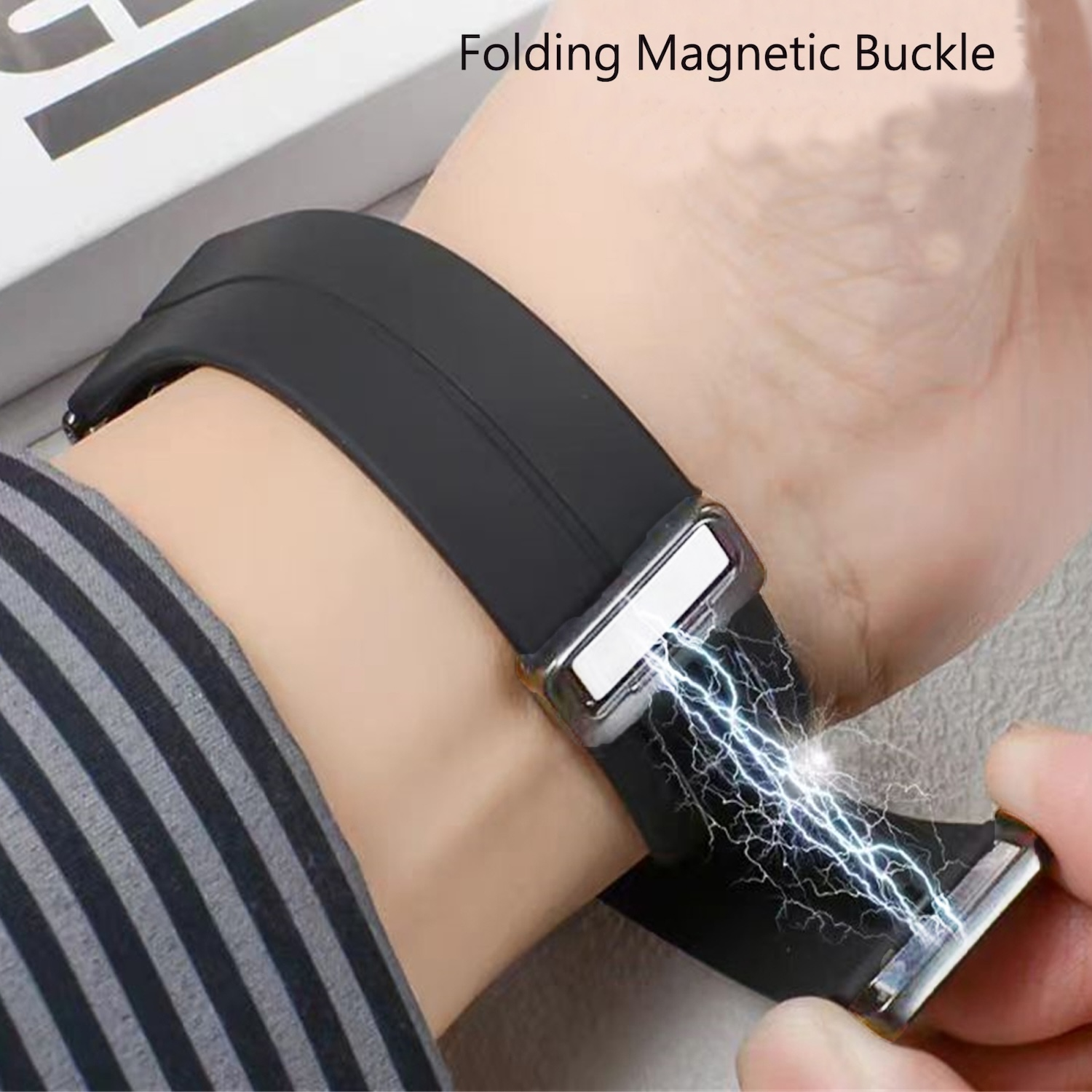 Schwarzes Armband mit Magnetverschluss und blauen elektrischen Funken.
