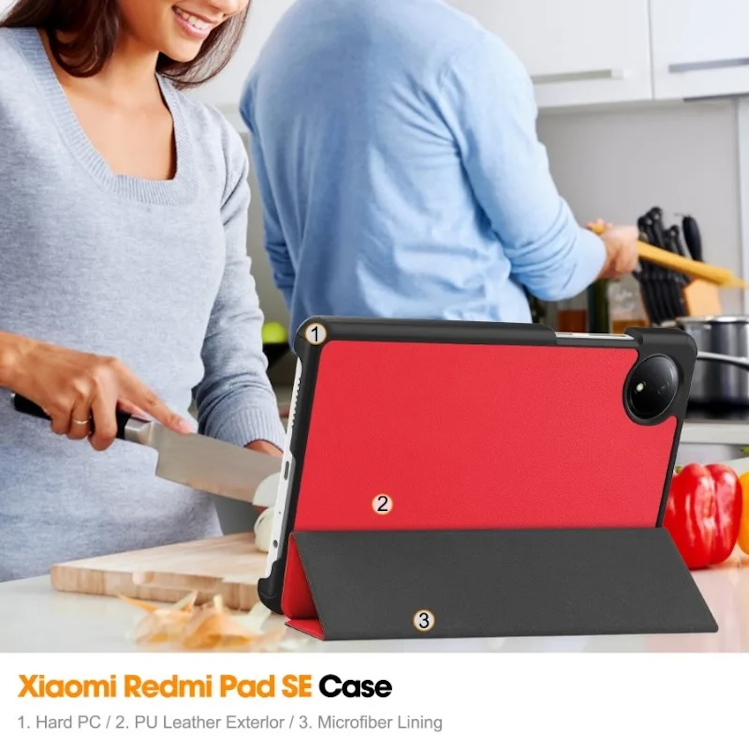 Mujer cortando verduras cerca de una funda de tableta roja y negra. La imagen muestra la funda abierta.