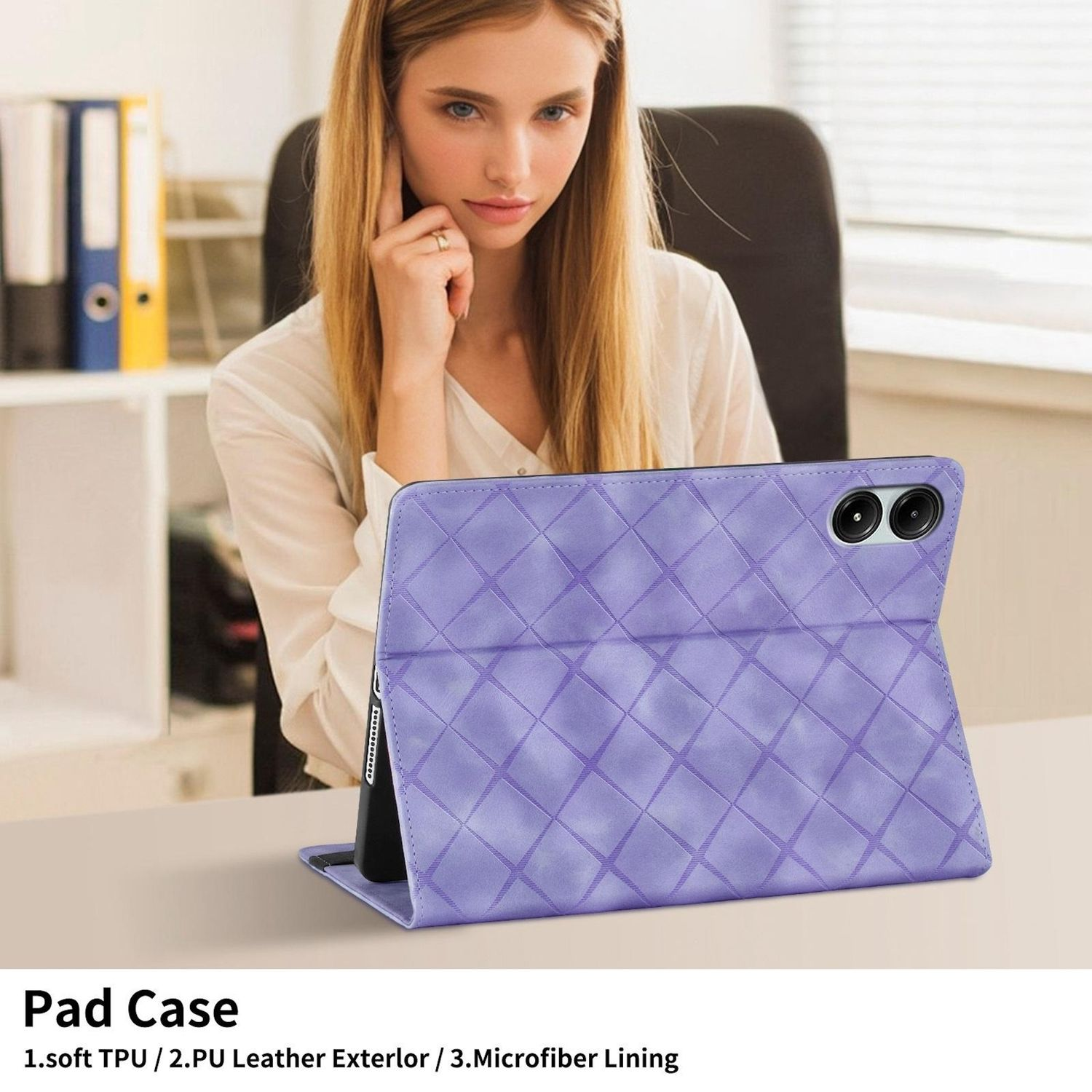 Mujer al teléfono, tablet en funda morada. La funda tiene un patrón de diamantes.