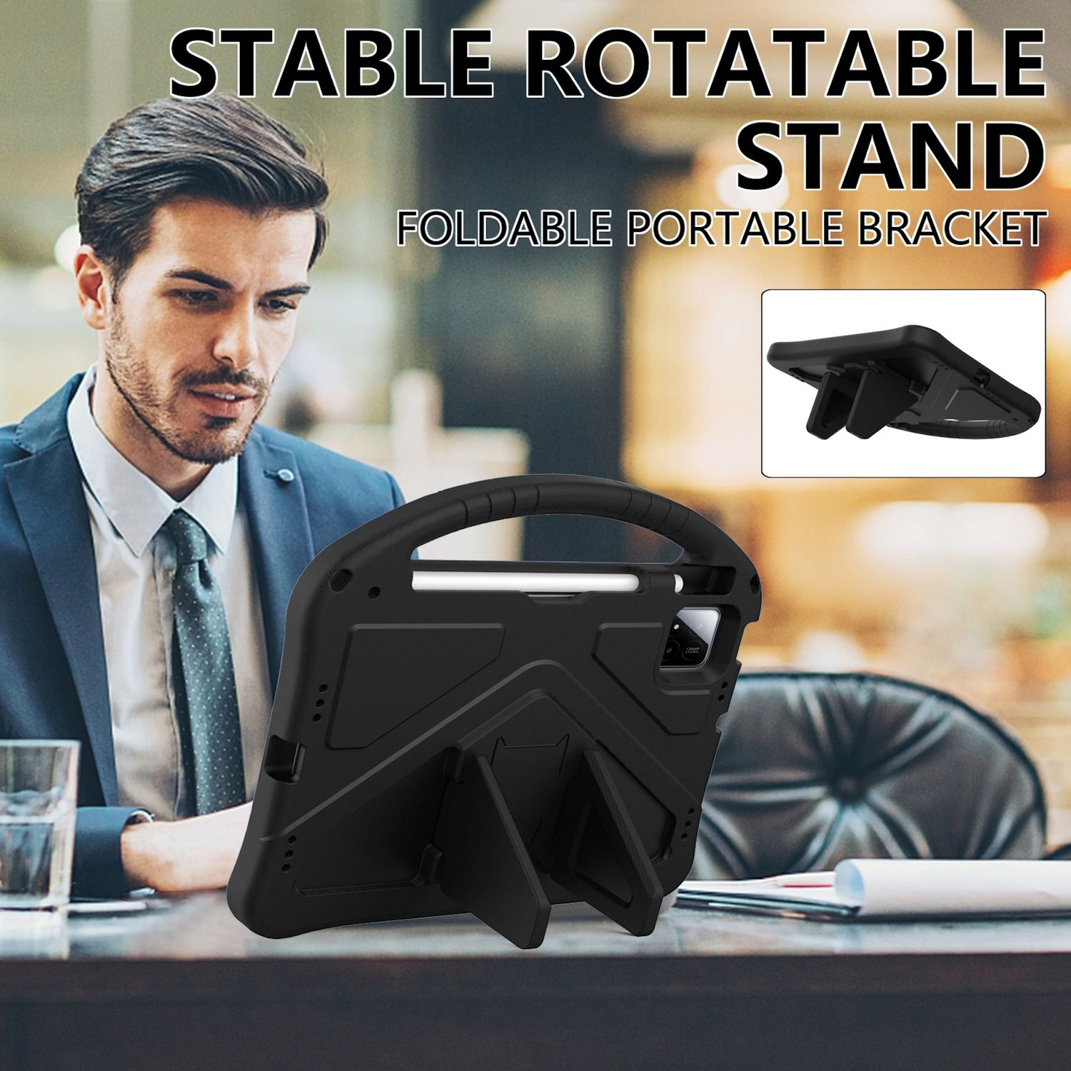 Un hombre mira una funda de tableta negra con un soporte. El texto dice 'STABLE ROTATABLE STAND'.