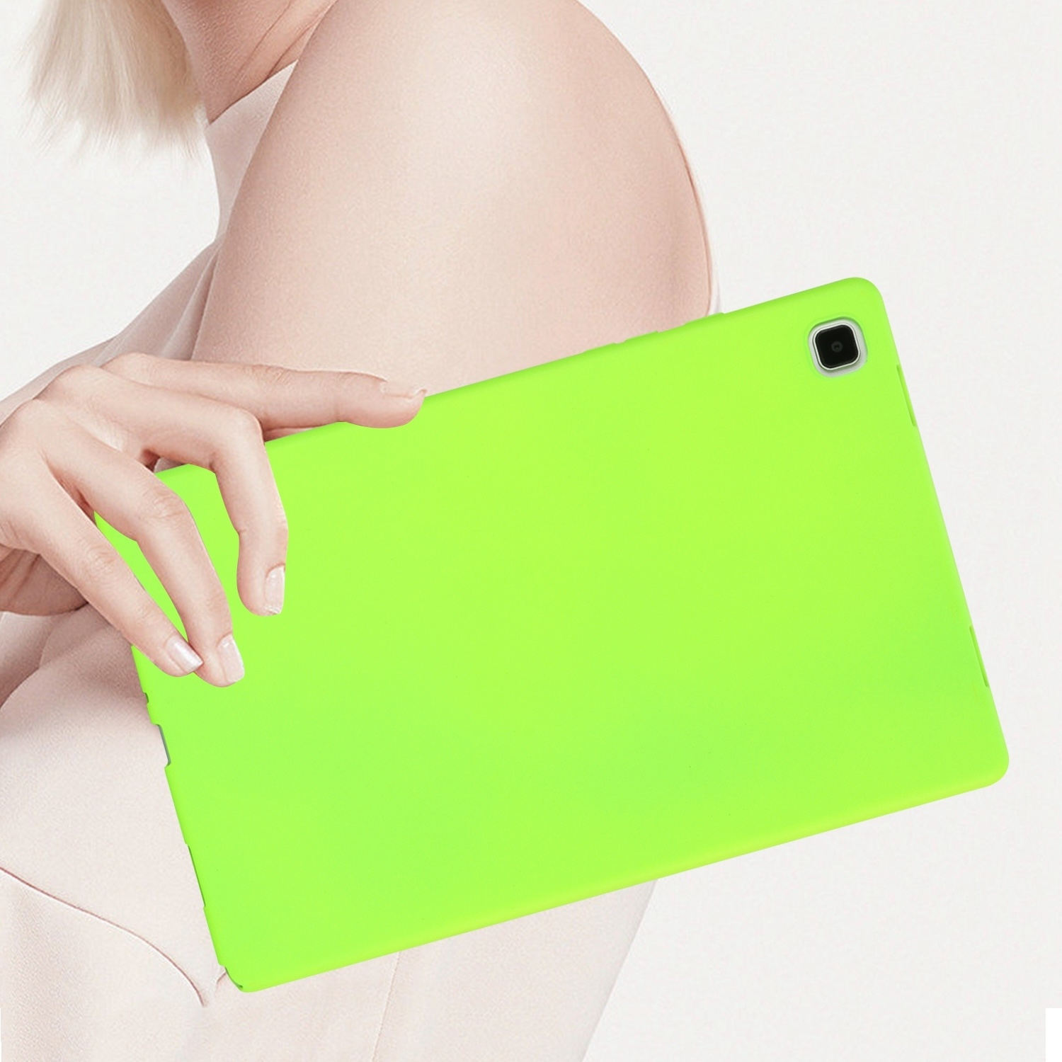 Frau hält ein hellgrünes Tablet. Das Tablet hat eine Kamera in der oberen rechten Ecke.