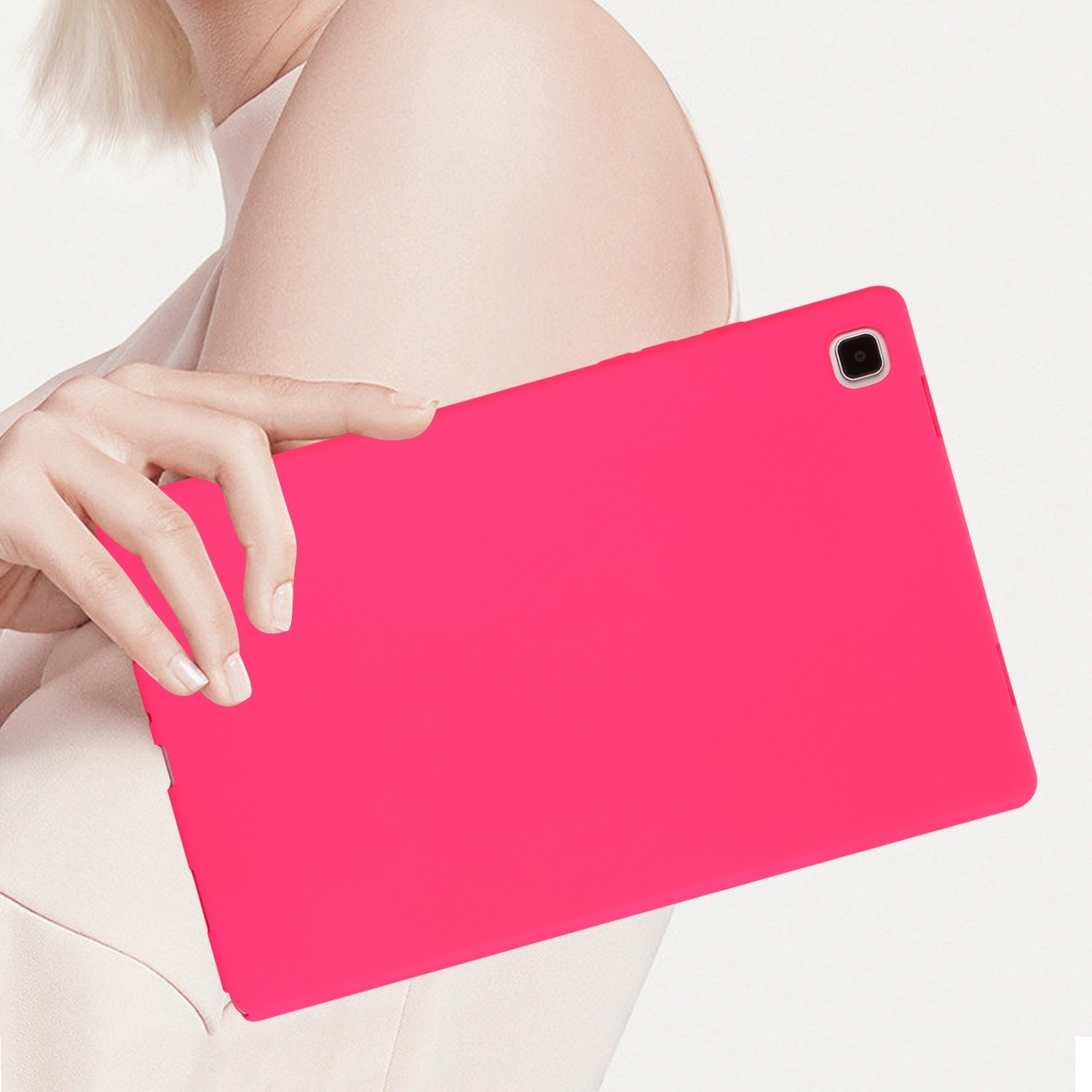 Frau hält eine pinke Tablet-Hülle. Tablet vor weißem Hintergrund.
