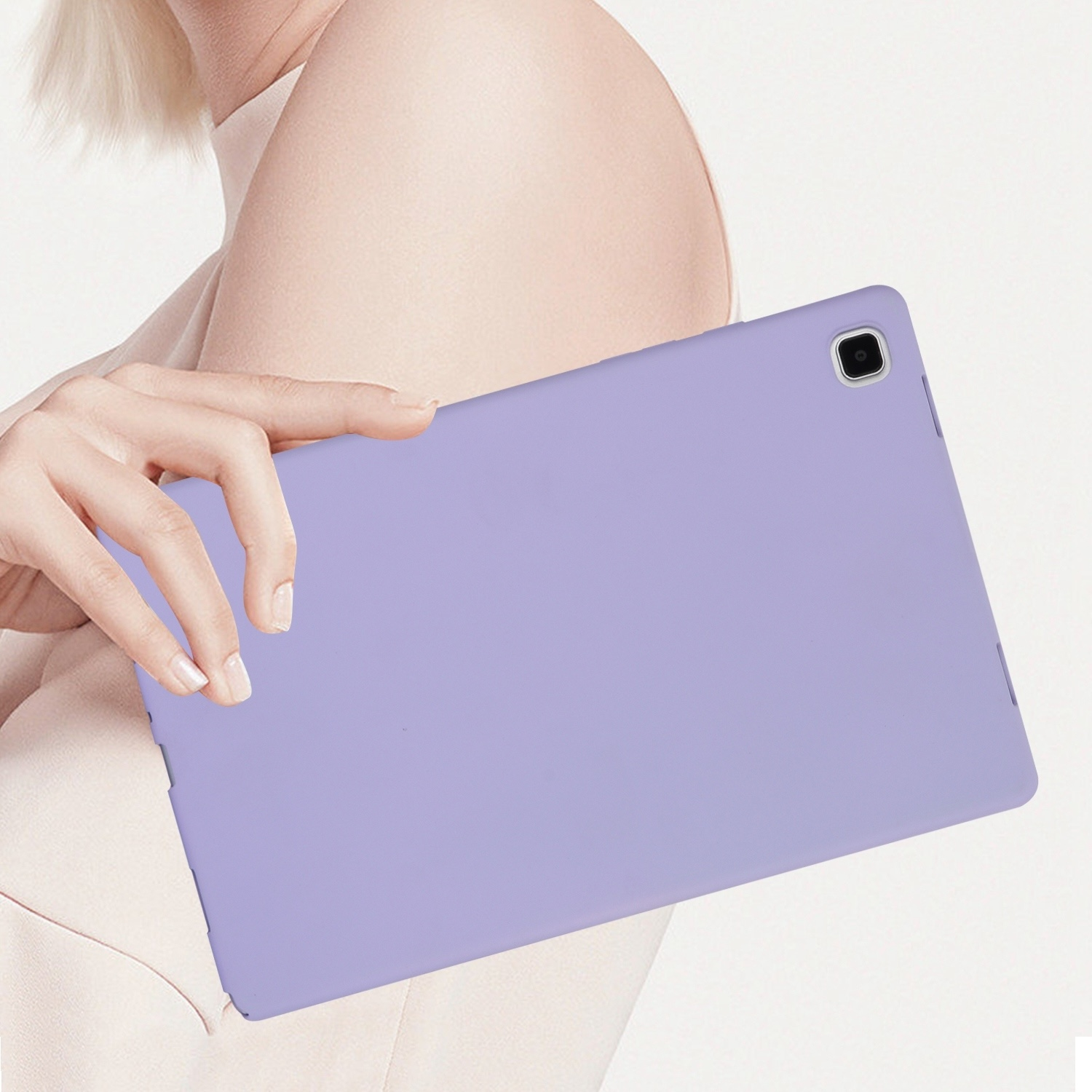 Frau hält ein lila Tablet. Tablet vor weißem Hintergrund.