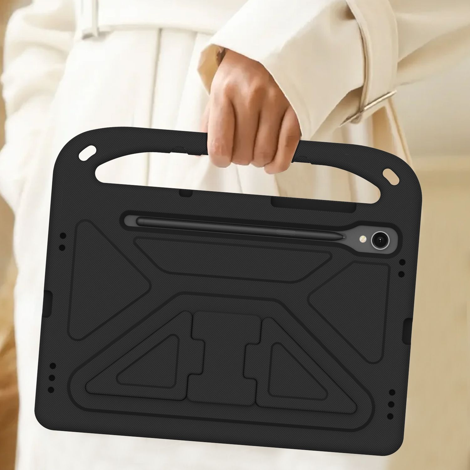 Eine schwarze Tablet-Hülle mit Griff, von einer Person gehalten. Die Hülle hat einen Stifthalter.