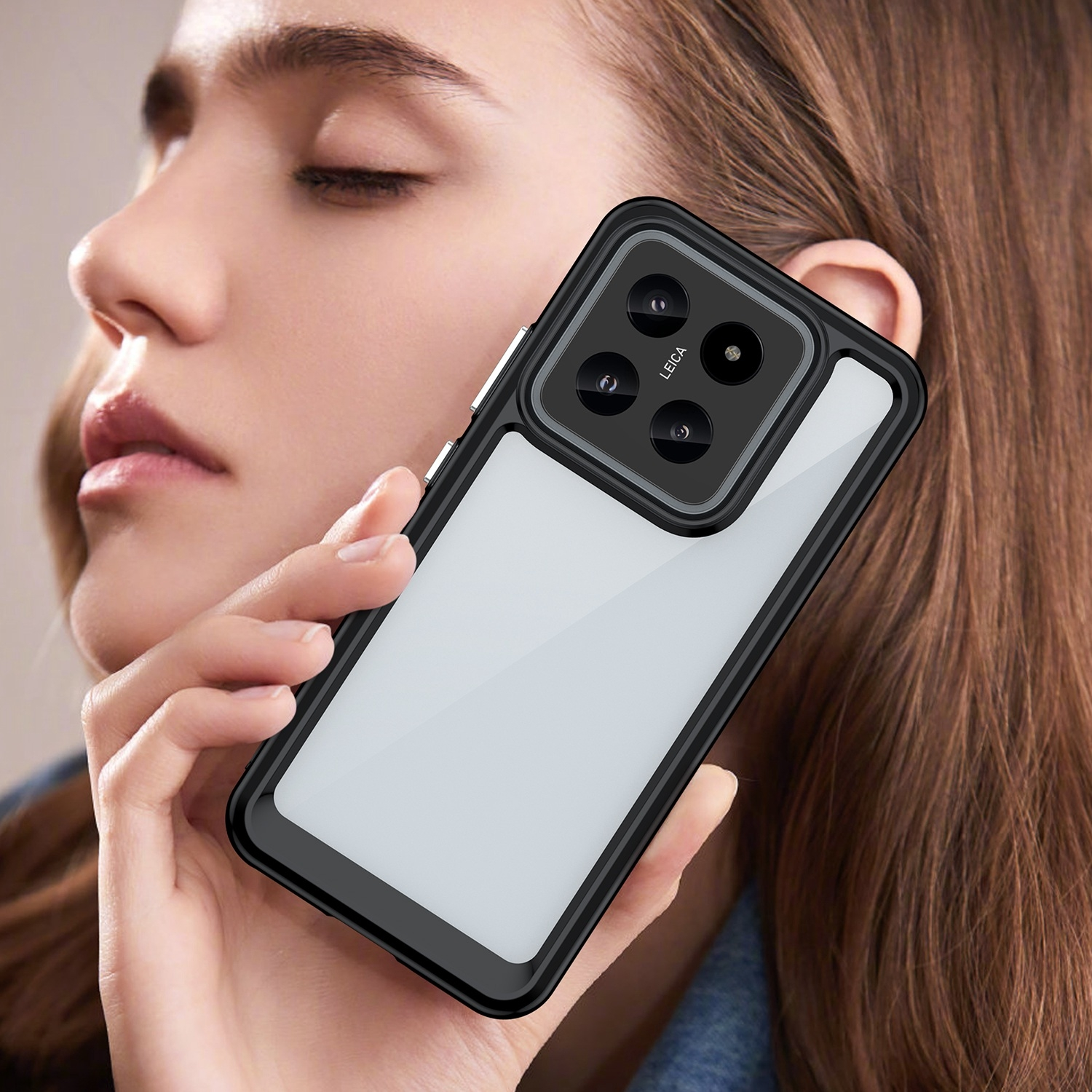 Eine Frau hält ein Telefon in einer transparenten Hülle und zeigt Kamera und Design vor hellem Hintergrund.