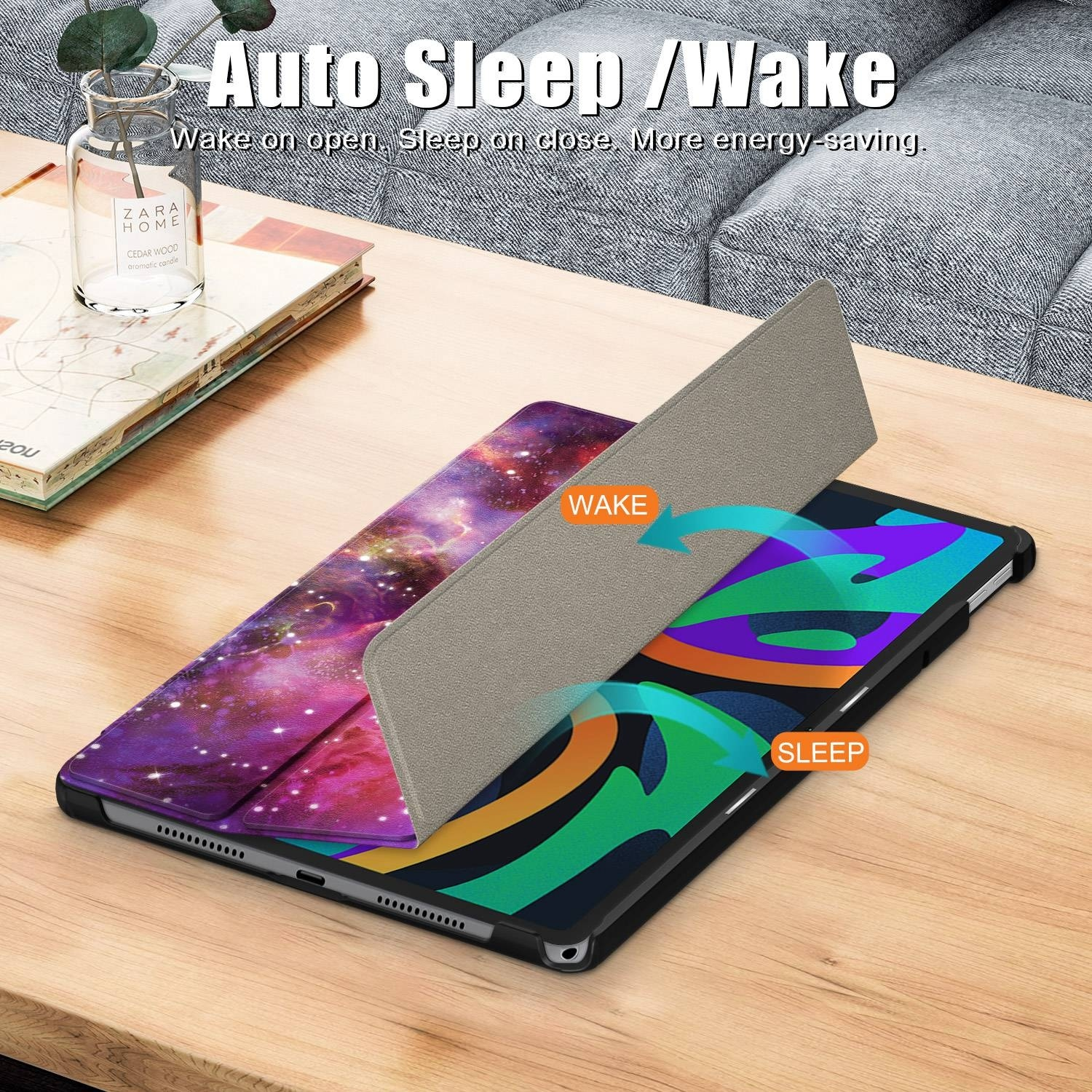 Funda de tableta con tapa abierta, mostrando un diseño de galaxia. La tableta está sobre una mesa de madera.