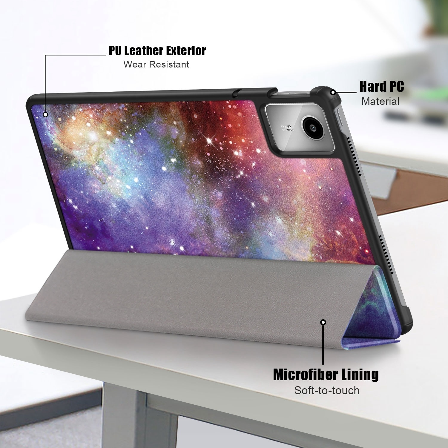 Funda para tablet. Cubierta gris que soporta la tablet con diseño de galaxia, sobre un escritorio blanco.