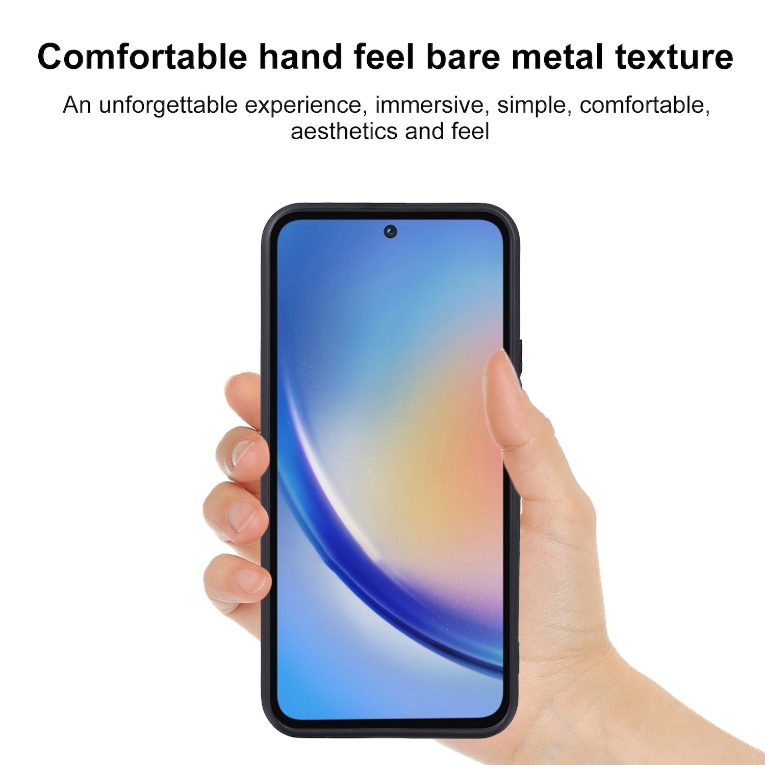 Mano sosteniendo un teléfono negro con funda. Textura metálica, fondo blanco.