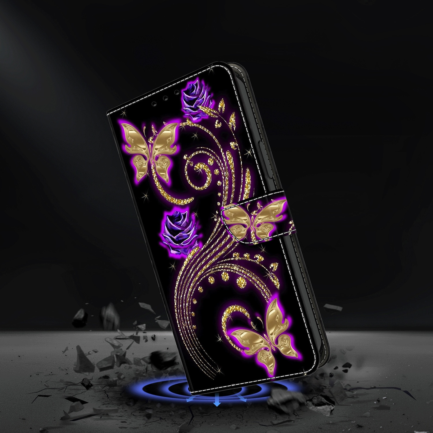Funda de teléfono con diseños de mariposas y flores. Tiene mariposas doradas, flores moradas sobre fondo negro.