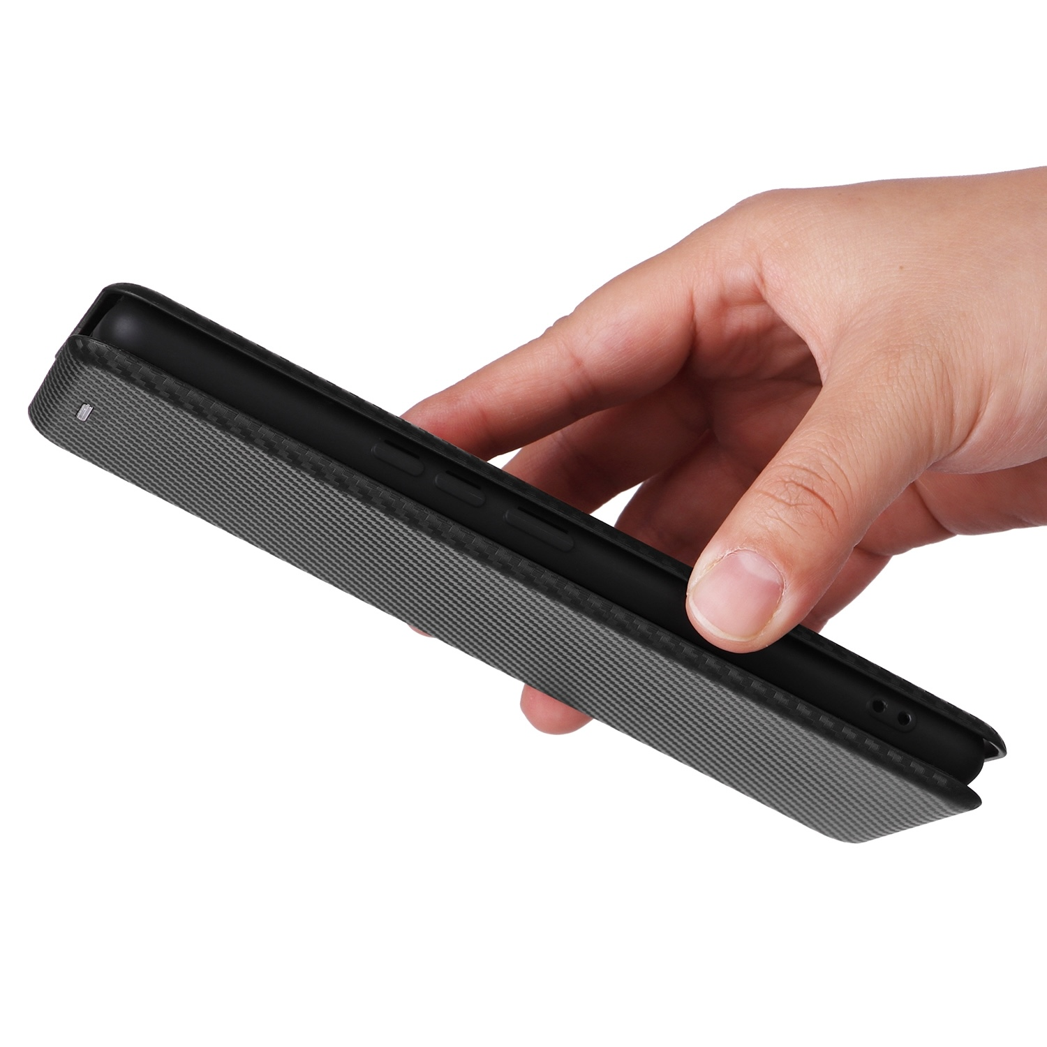 Hand hält ein Telefon mit strukturierter Hülle.