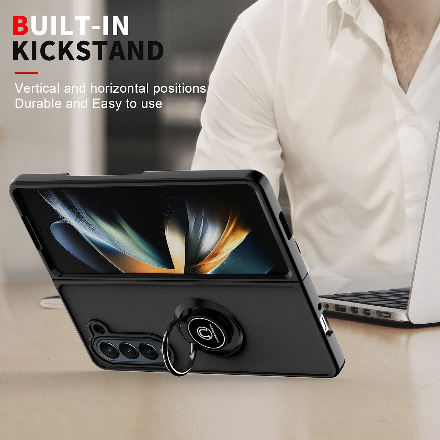 Eine schwarze Handyhülle hält ein zusammengeklapptes Telefon. Es hat einen Ständer und einen Ringhalter und liegt auf einem Schreibtisch.