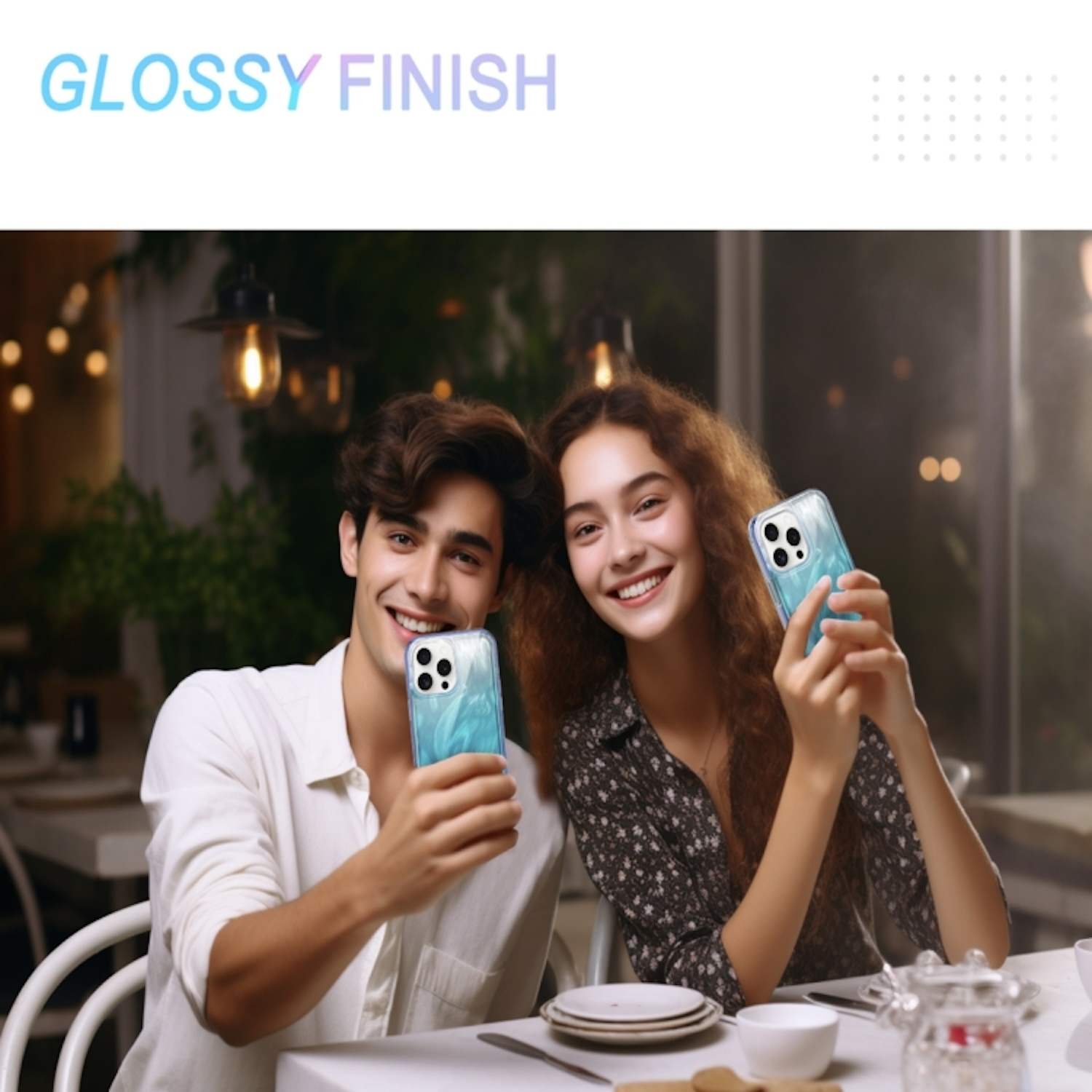 Zwei Personen lächeln und halten Telefone mit blau-weißen Designs in einem Restaurant.