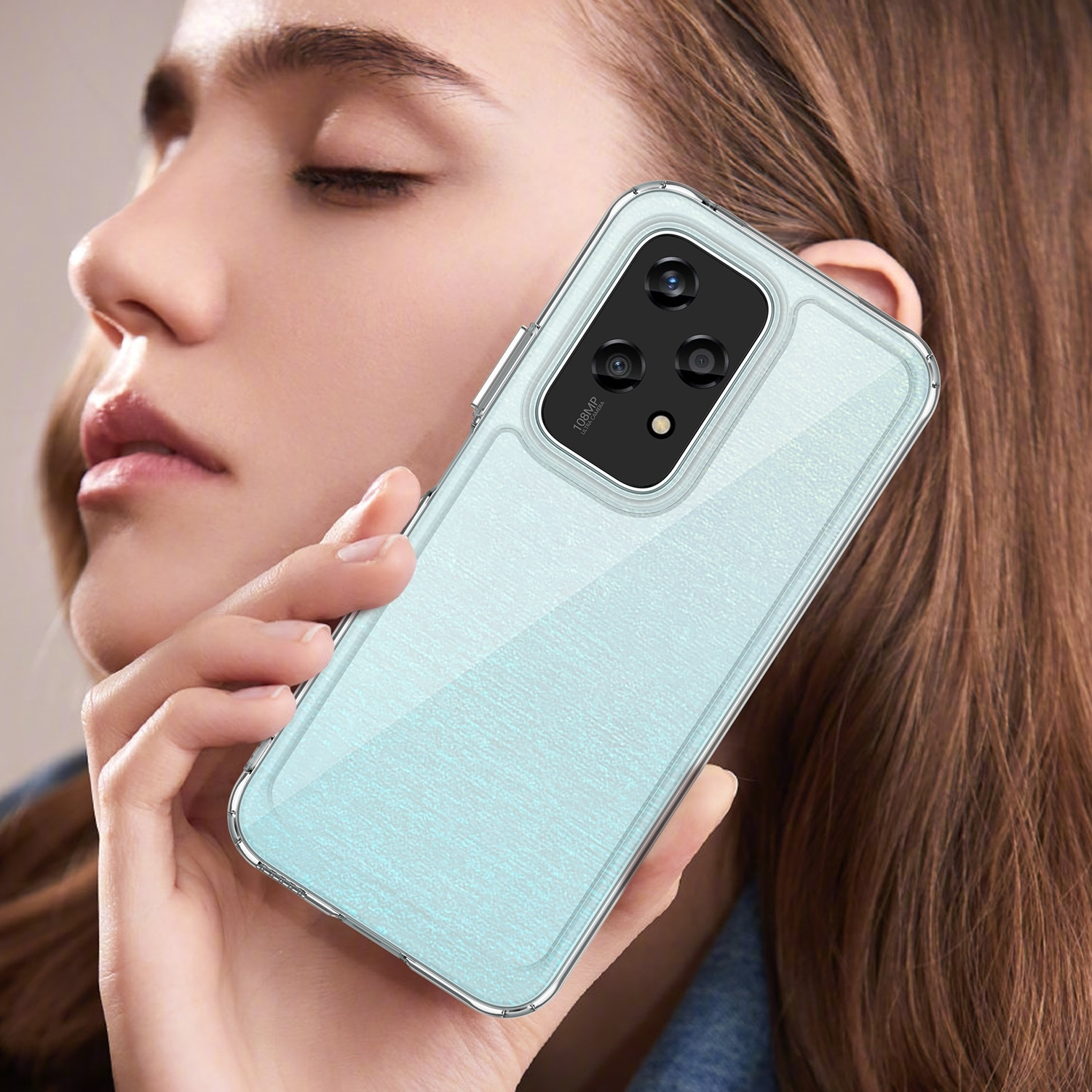 Frau hält ein Telefon in einer hellblauen Hülle, die die Kameralinsen des Telefons zeigt. Die Hülle hat Glitzereffekt.