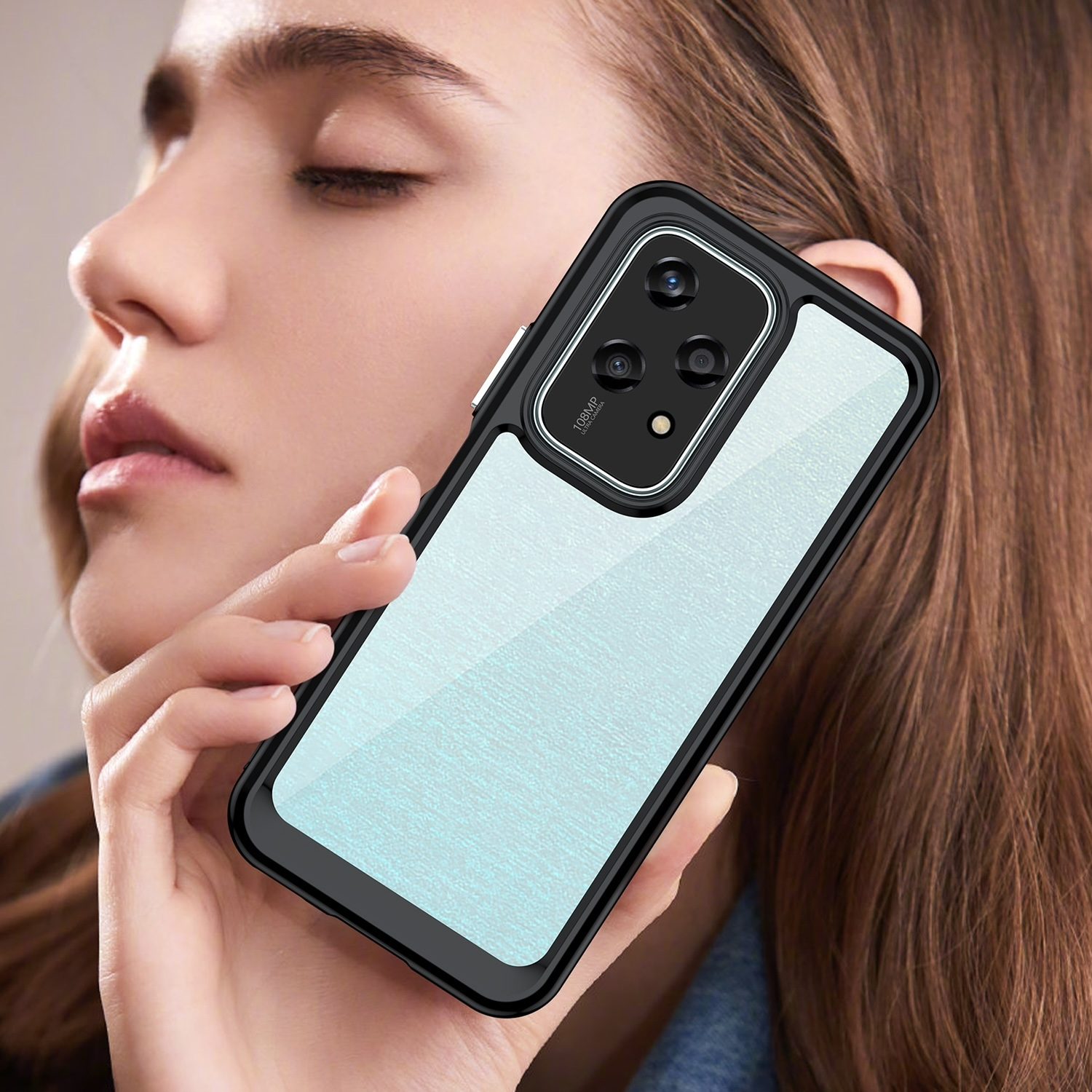 Frau hält ein Telefon in einer schwarzen Hülle. Die Hülle hat eine transparente Rückseite. Der Text lautet "108MP".