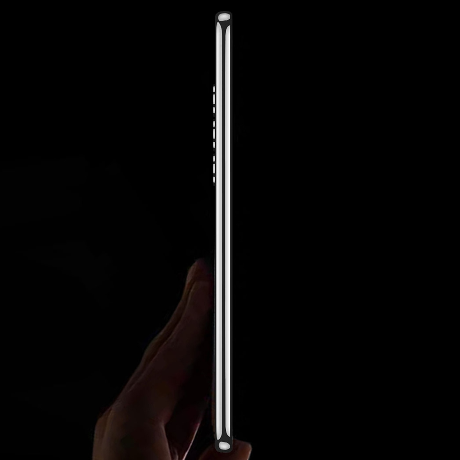 Ein dünnes schwarzes Telefon von der Seite, gehalten von einer Hand. Das Telefon hat eine silberne Kante, schwarzer Hintergrund.
