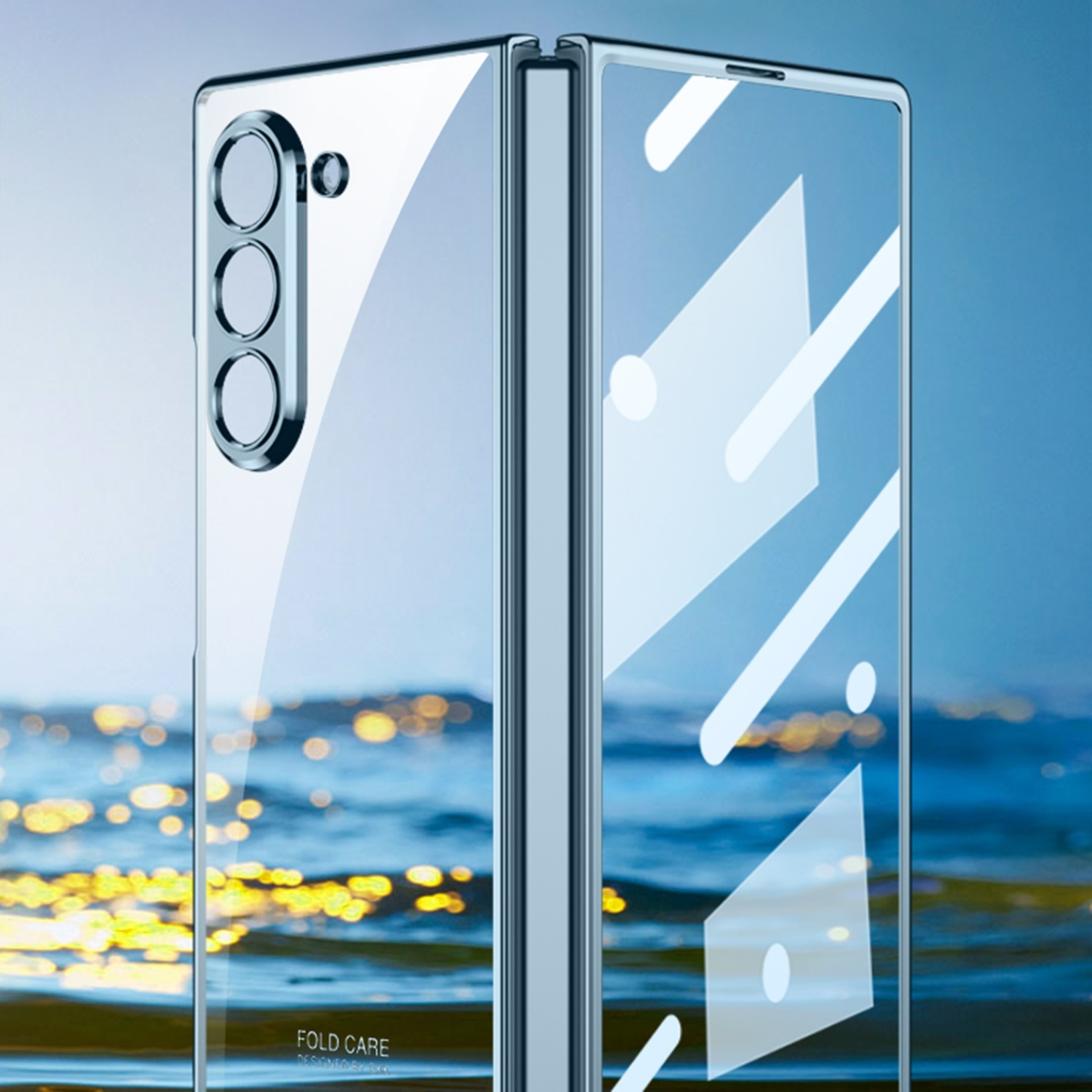 Transparente Handyhülle mit Dreifachkamera. Reflektierende Oberfläche mit wasserähnlichem Hintergrund. Blau- und Gelbtöne.