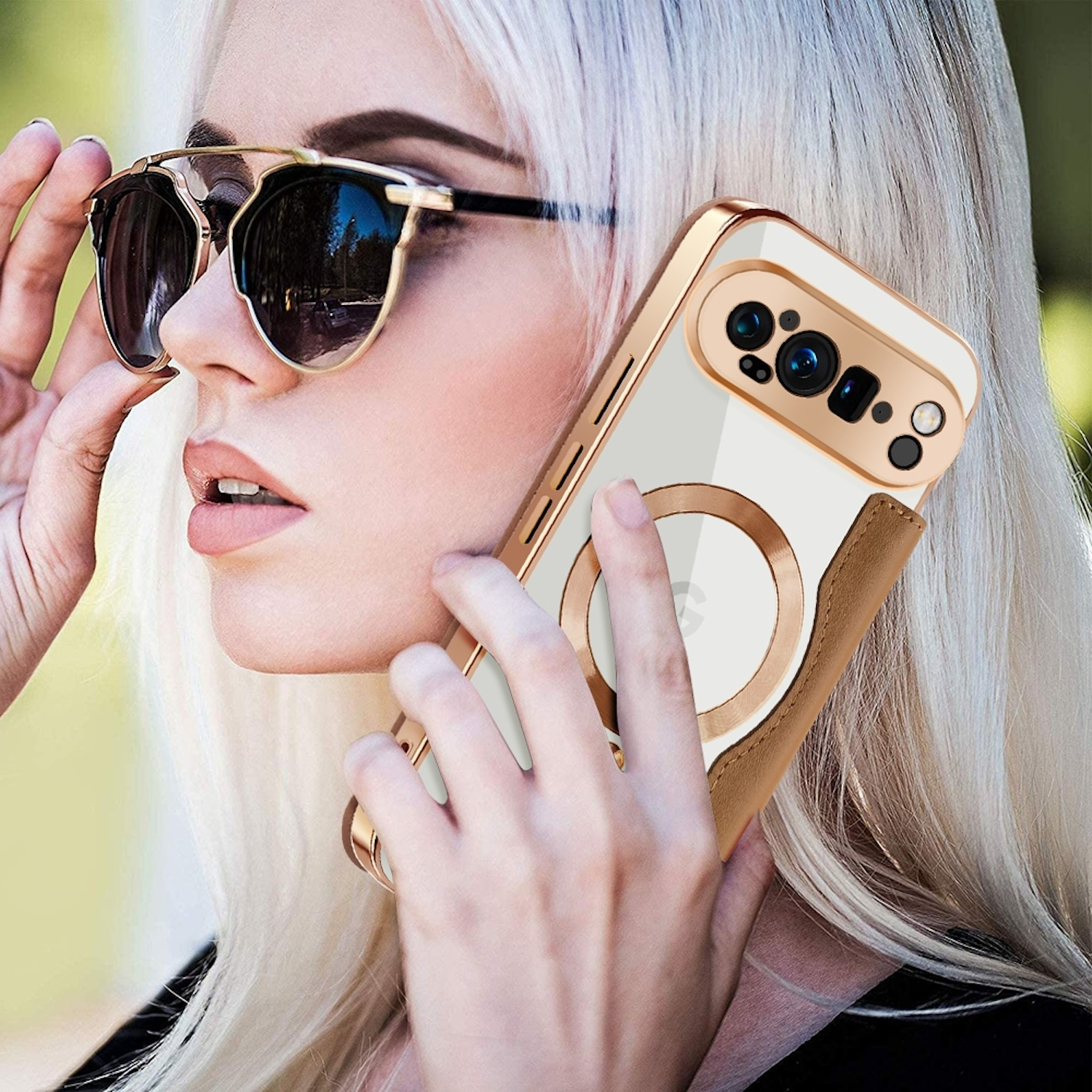 Frau mit Sonnenbrille, hält ein Telefon mit brauner Lederhülle.