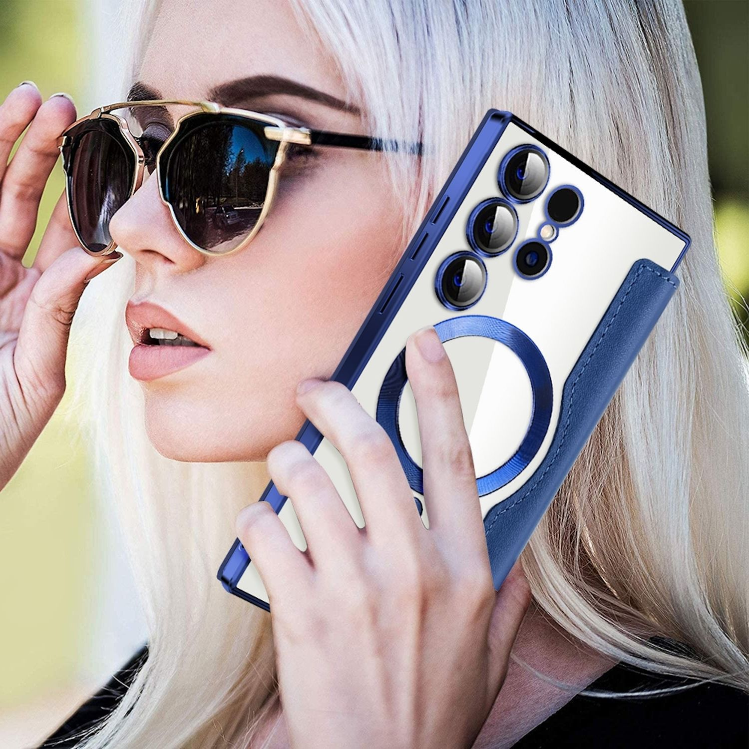 Blonde Frau hält ein Telefon mit blauer Hülle. Text: Blaue Handyhülle. Die Frau trägt eine Sonnenbrille.