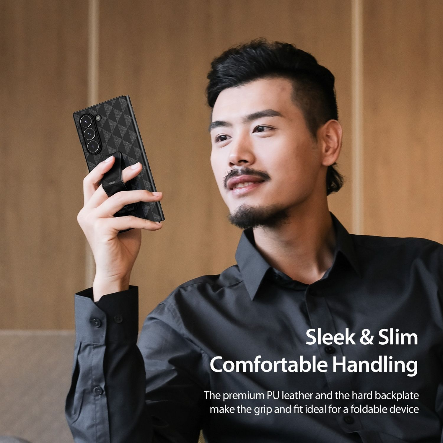 Hombre sosteniendo teléfono con funda. Funda negra con textura y soporte de anillo. Texto: Elegante y delgado.