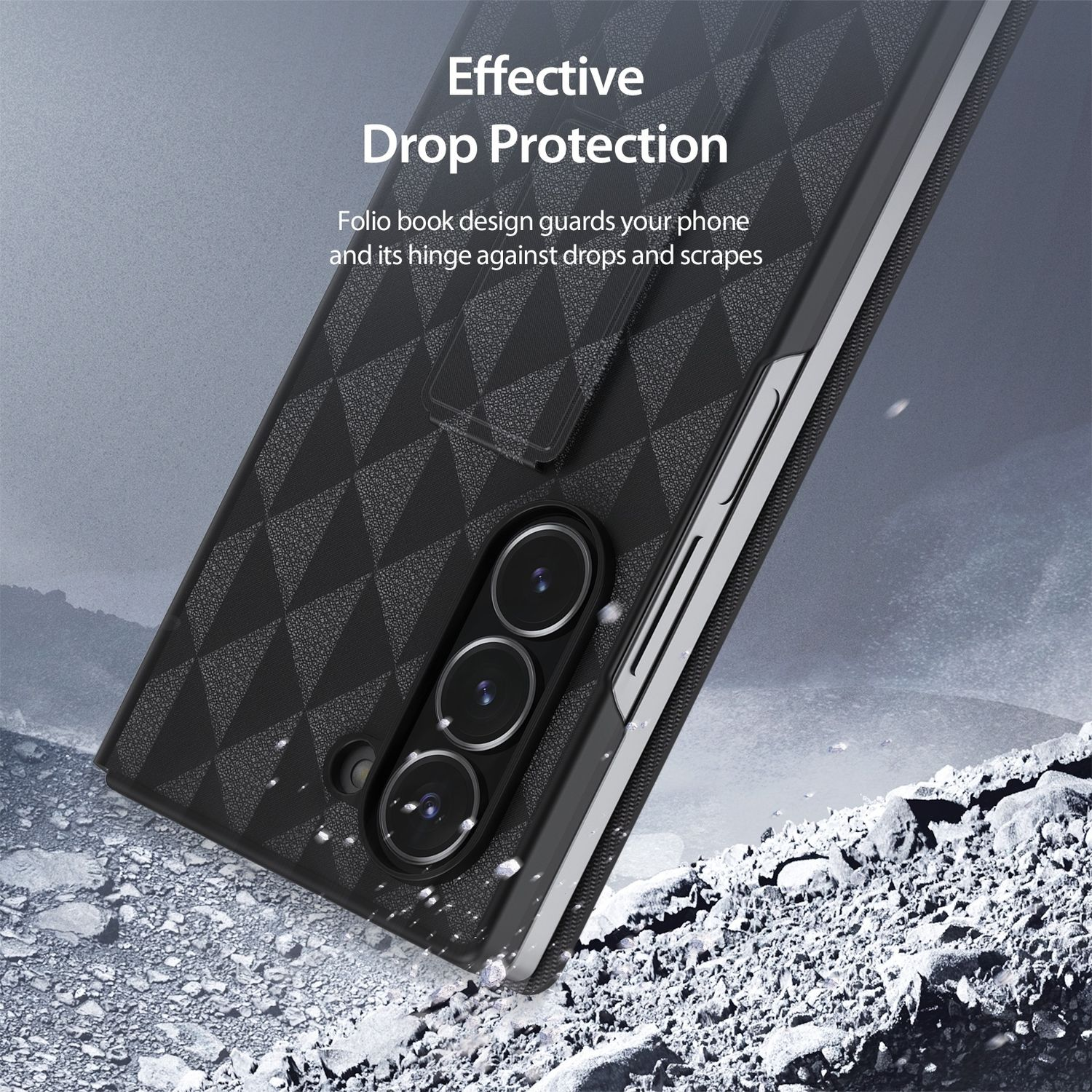 Funda de teléfono negra con un patrón de diamantes. Está en ángulo y muestra un fondo de rocas.