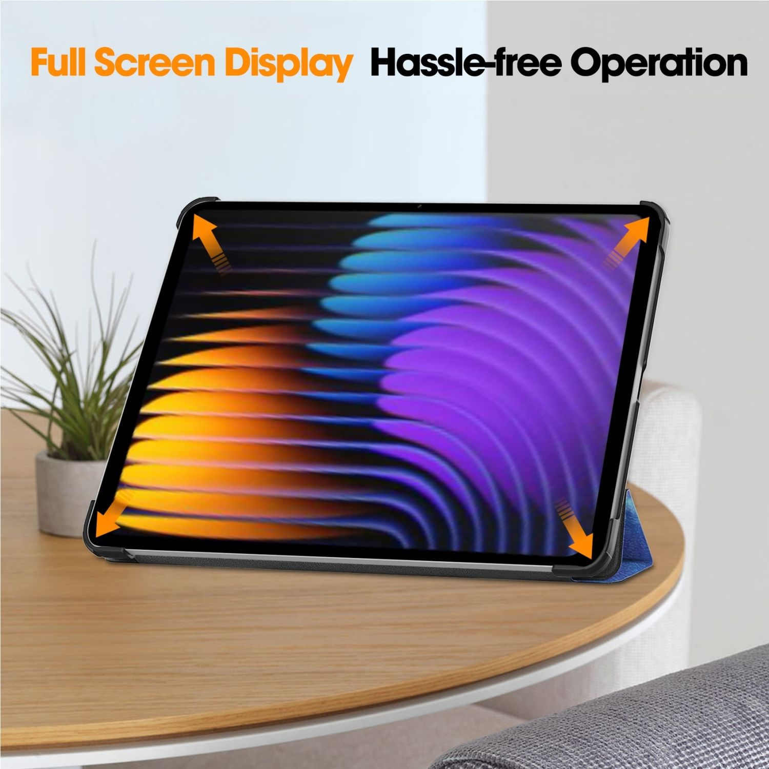 Tableta en una funda sobre una mesa. La funda cubre los bordes, con flechas indicando la pantalla.