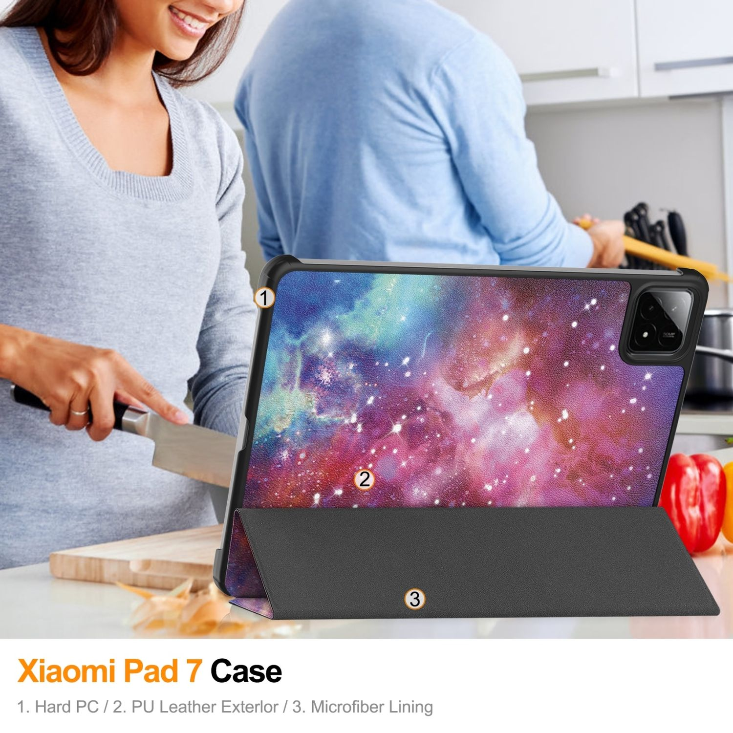 Funda de tableta con diseño de galaxia abierta sobre una mesa. Una persona sostiene un cuchillo al fondo.