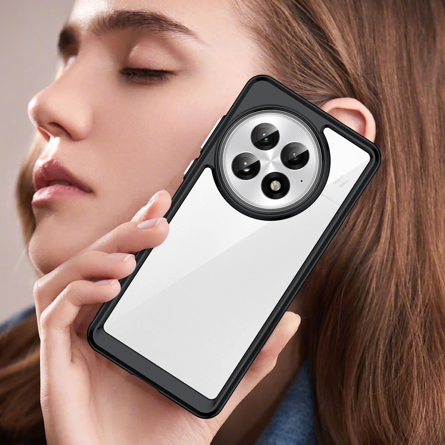 Frau hält ein Telefon in einer transparenten Hülle, die Kamera ist sichtbar. Das Telefon ist vor ihrem Gesicht.