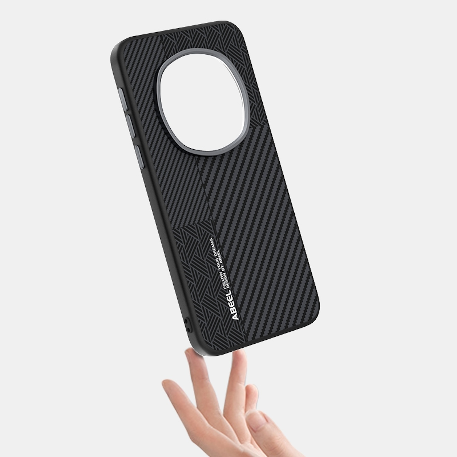 Schwarze Handyhülle mit kreisförmigem Ausschnitt. Hand, die die Hülle hält.