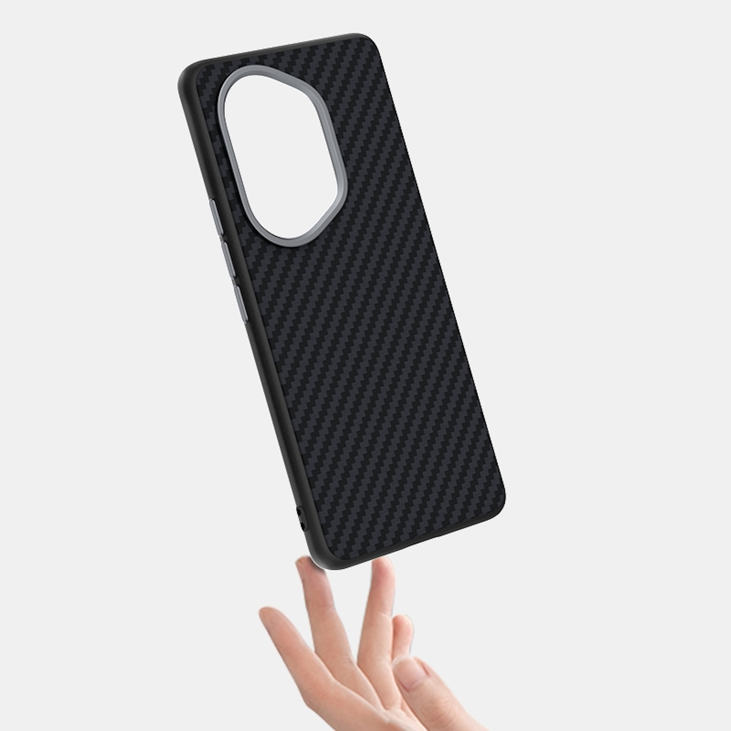 Funda negra con diseño de fibra de carbono, sostenida en el aire.