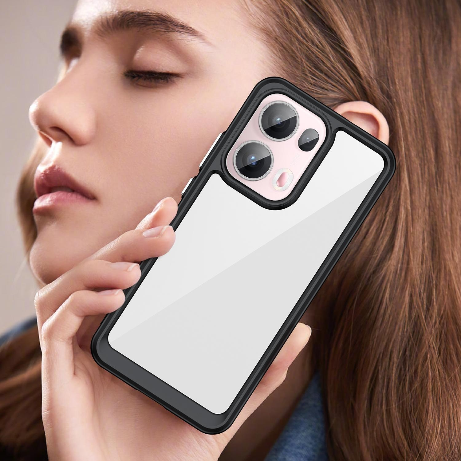 Eine Frau hält ein Telefon in einer durchsichtigen Hülle. Das Telefon hat eine weiße Rückseite und einen schwarzen Rahmen. Der Hintergrund ist unscharf.