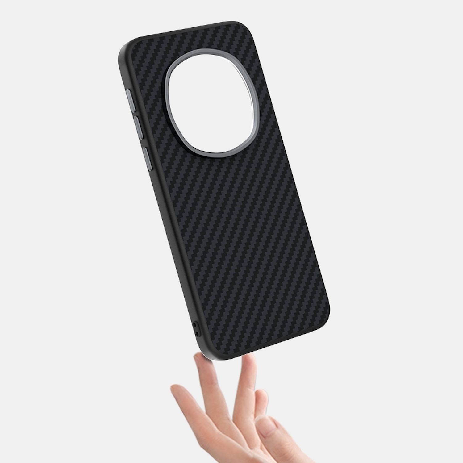 Una funda negra para teléfono con un patrón de fibra de carbono, sostenida por una mano.