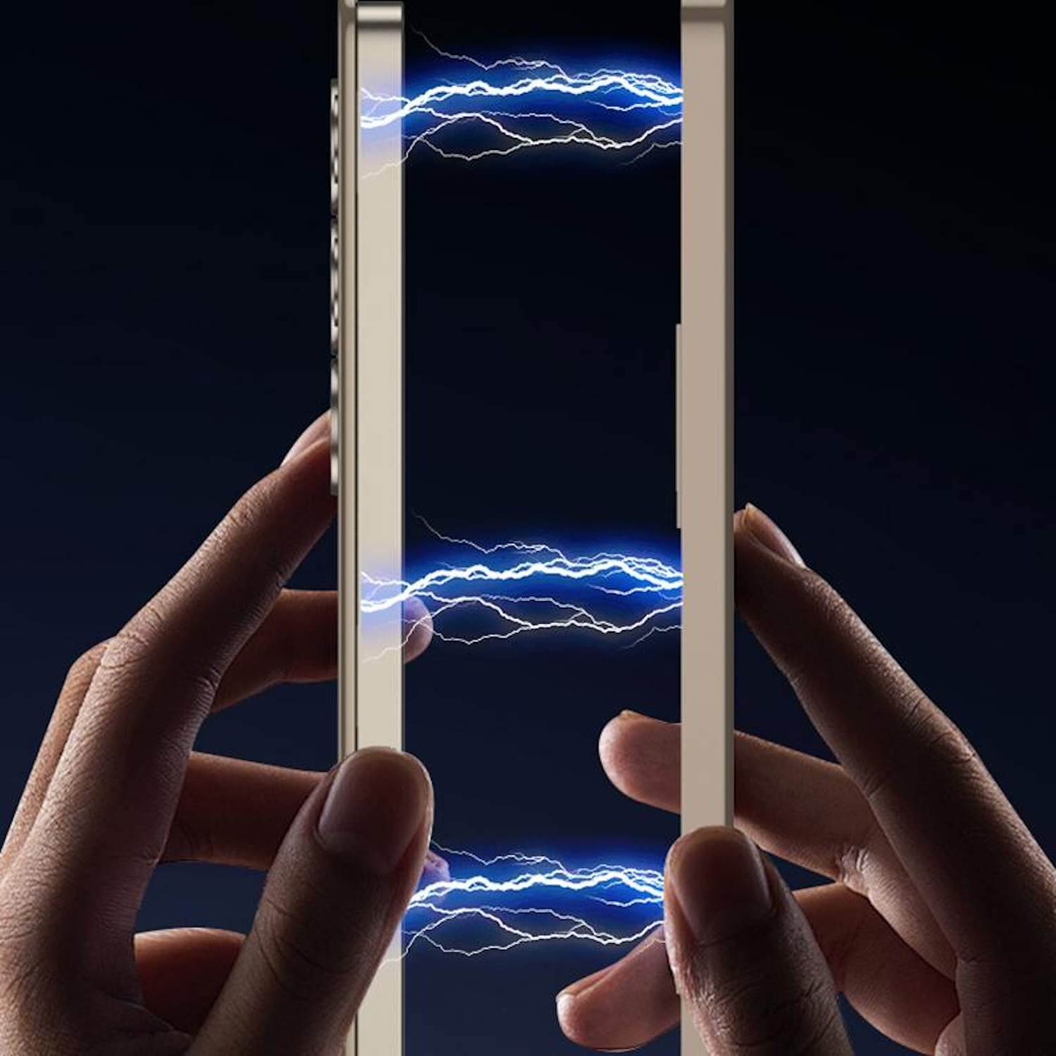 Hände halten ein Telefon mit Blitzschlägen dazwischen.