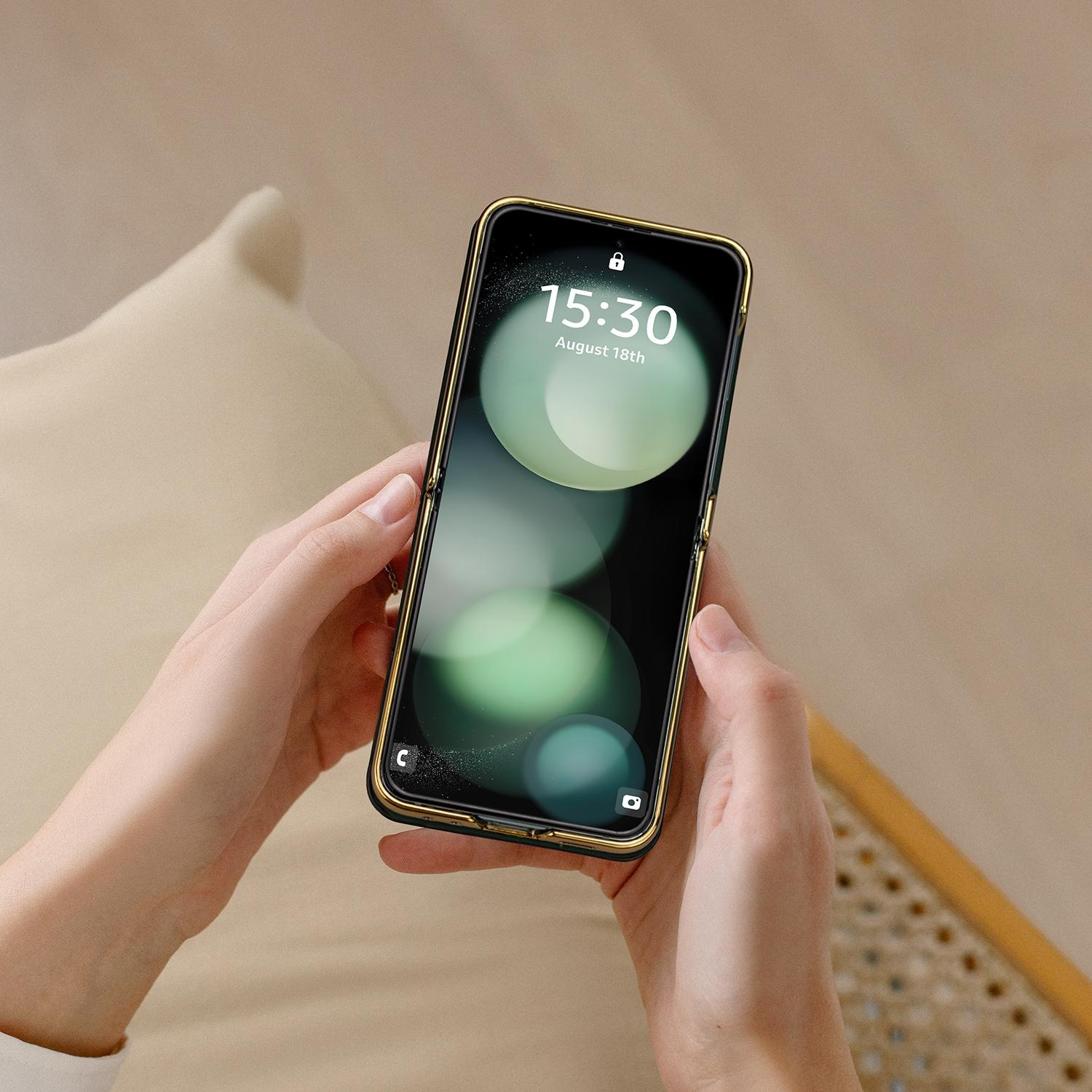 Hände halten ein Telefon, zeigen Zeit und Datum auf dem Bildschirm. Goldener Rahmen.