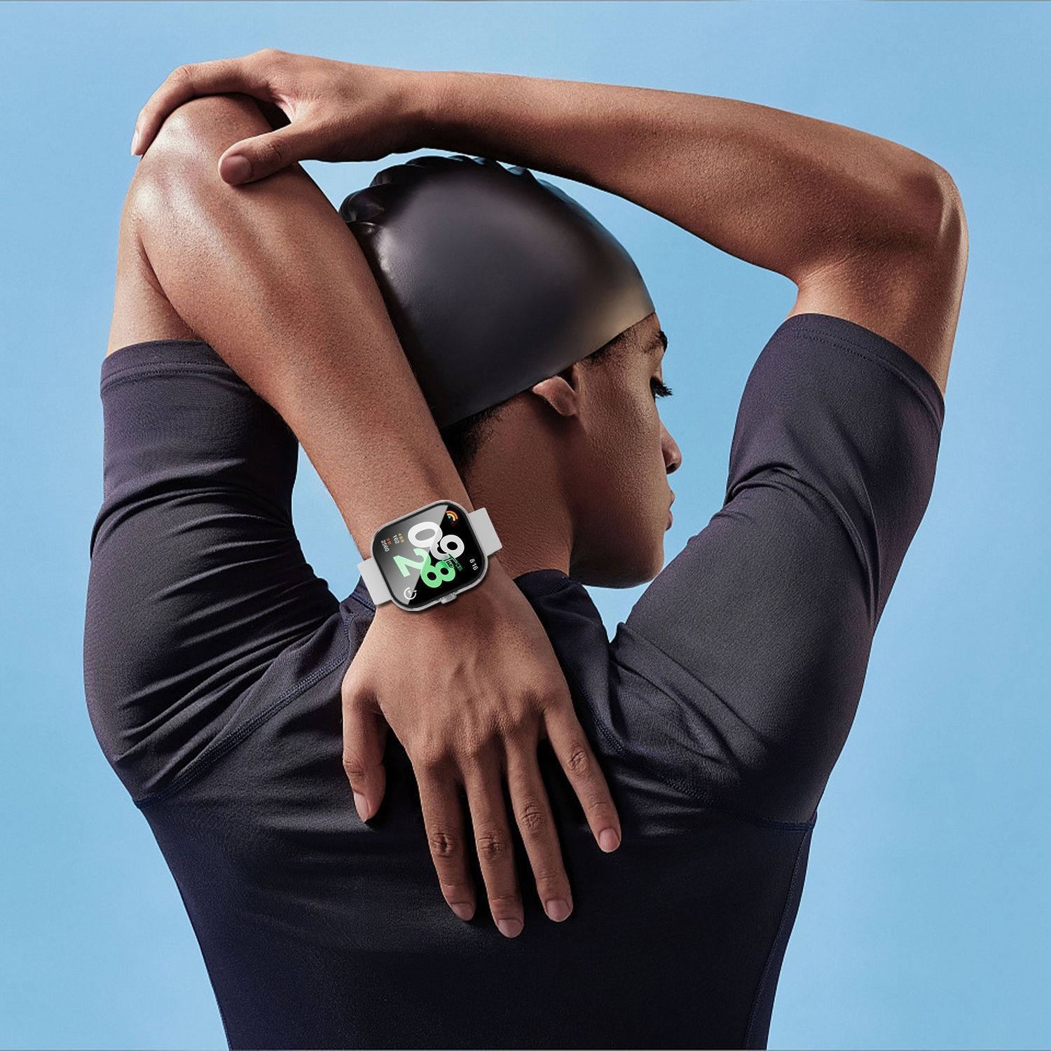 Mann mit Badekappe, trägt eine Smartwatch am Handgelenk.