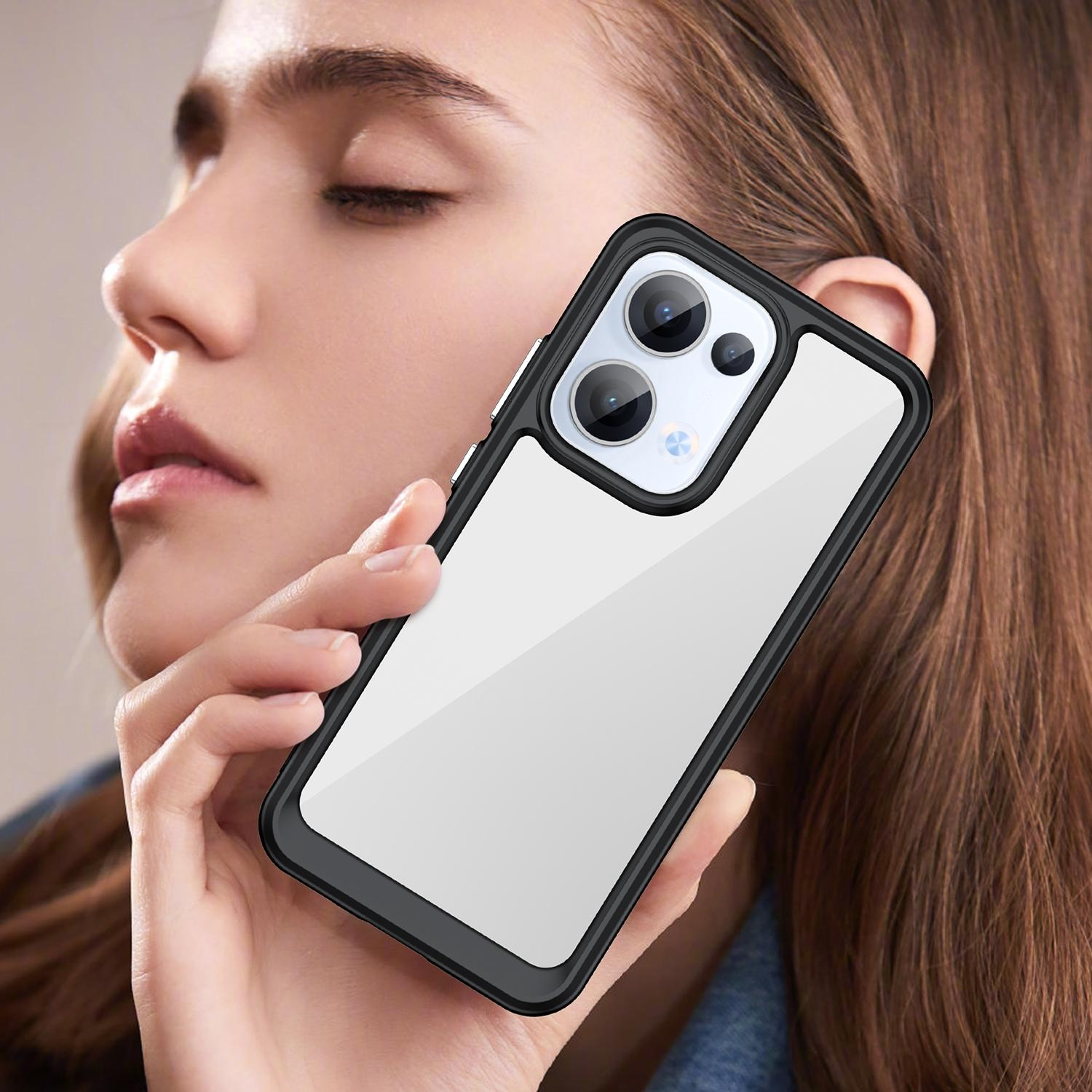 Una mujer sosteniendo un teléfono en una funda transparente. Las lentes de la cámara son visibles.