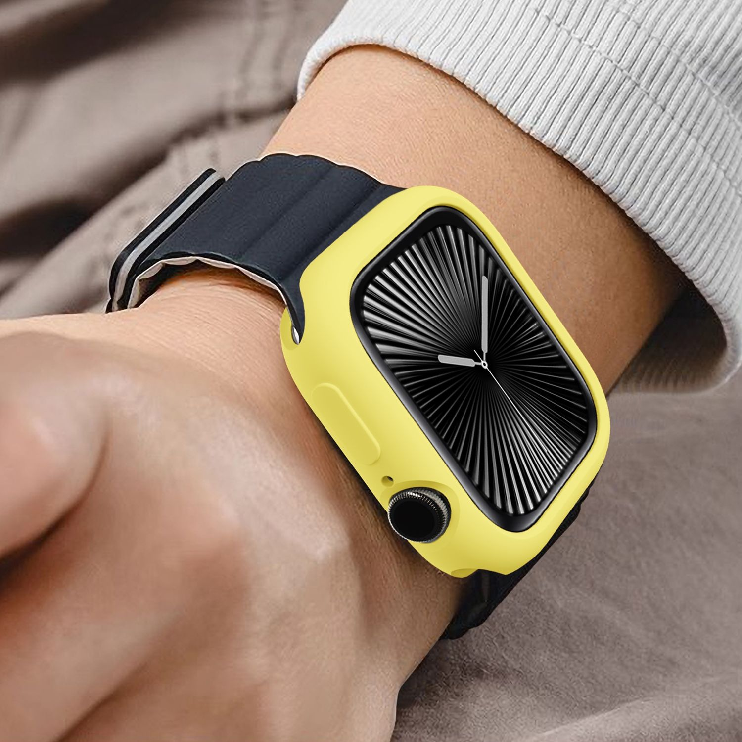 Eine Person trägt eine Smartwatch mit gelbem Gehäuse am Handgelenk, die die Uhrzeit anzeigt.