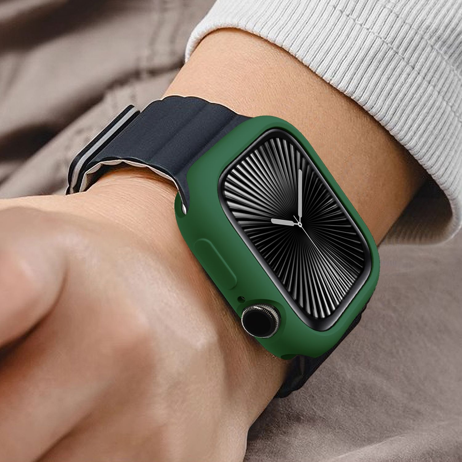 Una persona che indossa uno smartwatch con una custodia verde su un cinturino nero. L'orologio è al polso della persona.