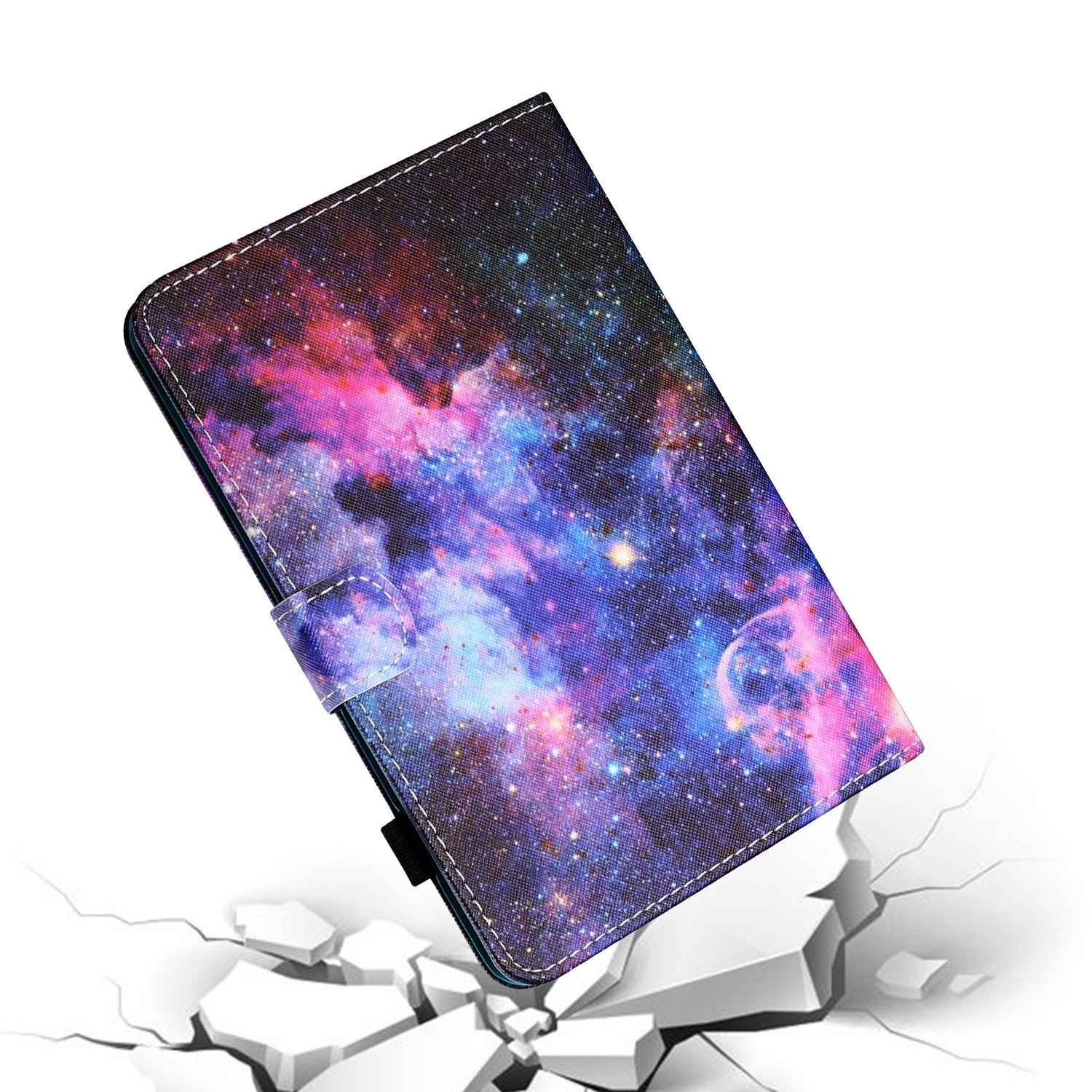 Eine Tablethülle, die ein Galaxien-Design zeigt. Die Hülle ist über rissigem Boden geneigt.