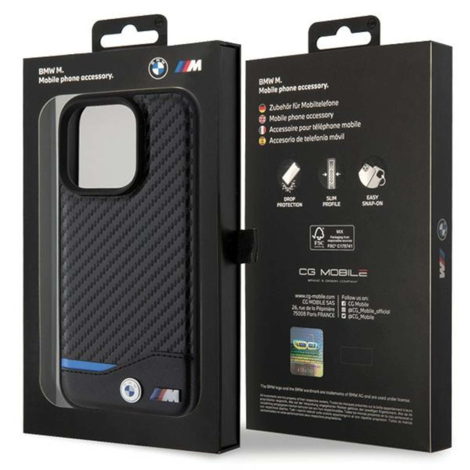 Custodia nera per telefono in una scatola nera. La custodia ha un design in fibra di carbonio con striscia blu e logo BMW.