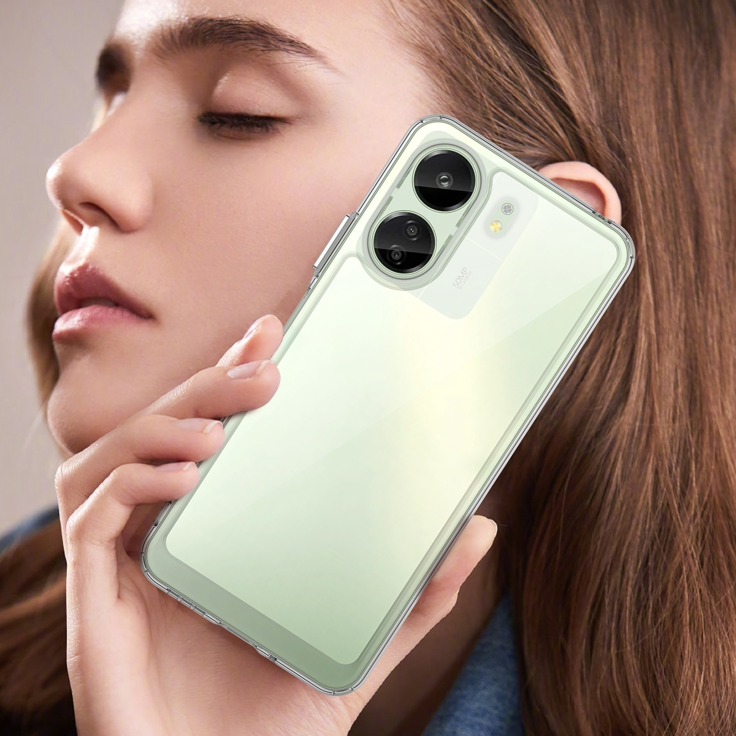 Frau hält ein Telefon in einer transparenten Hülle. Das Telefon ist hellgrün. Weißer Hintergrund.