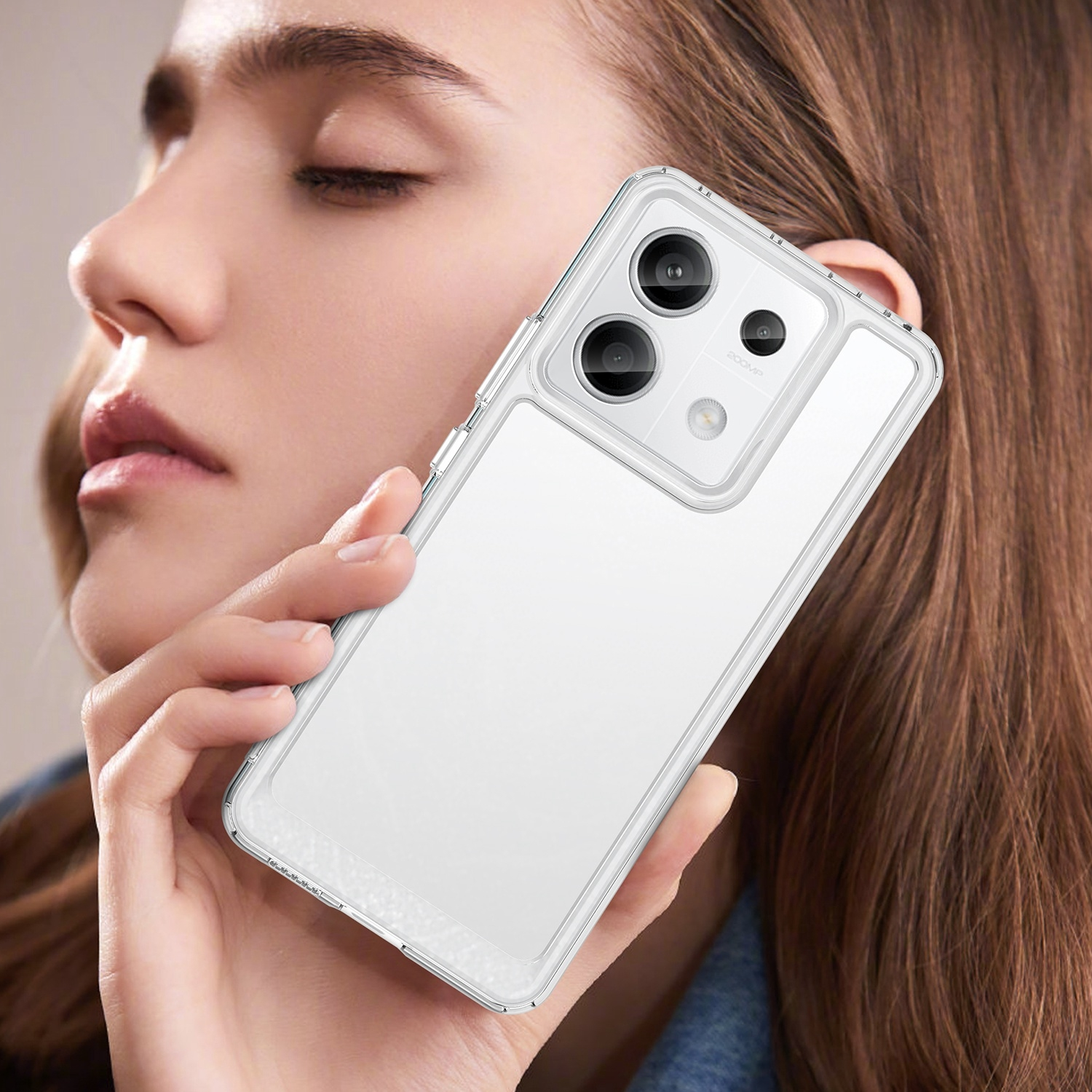 Frau hält eine transparente Handyhülle. Die Hülle ist auf einem weißen Telefon.
