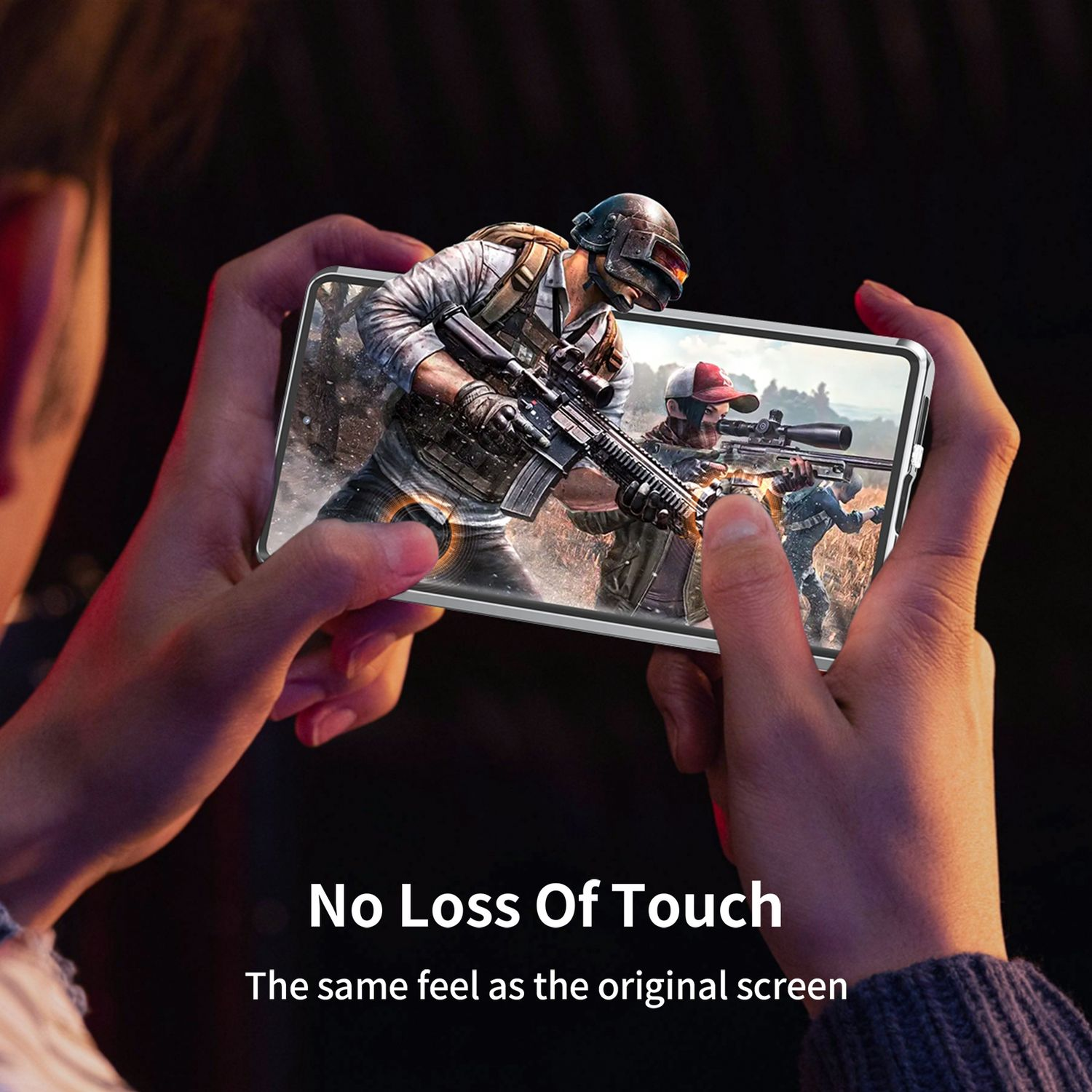 Hände halten ein Telefon, das eine Spielszene mit Soldaten zeigt, mit dem Text 'No Loss Of Touch'.