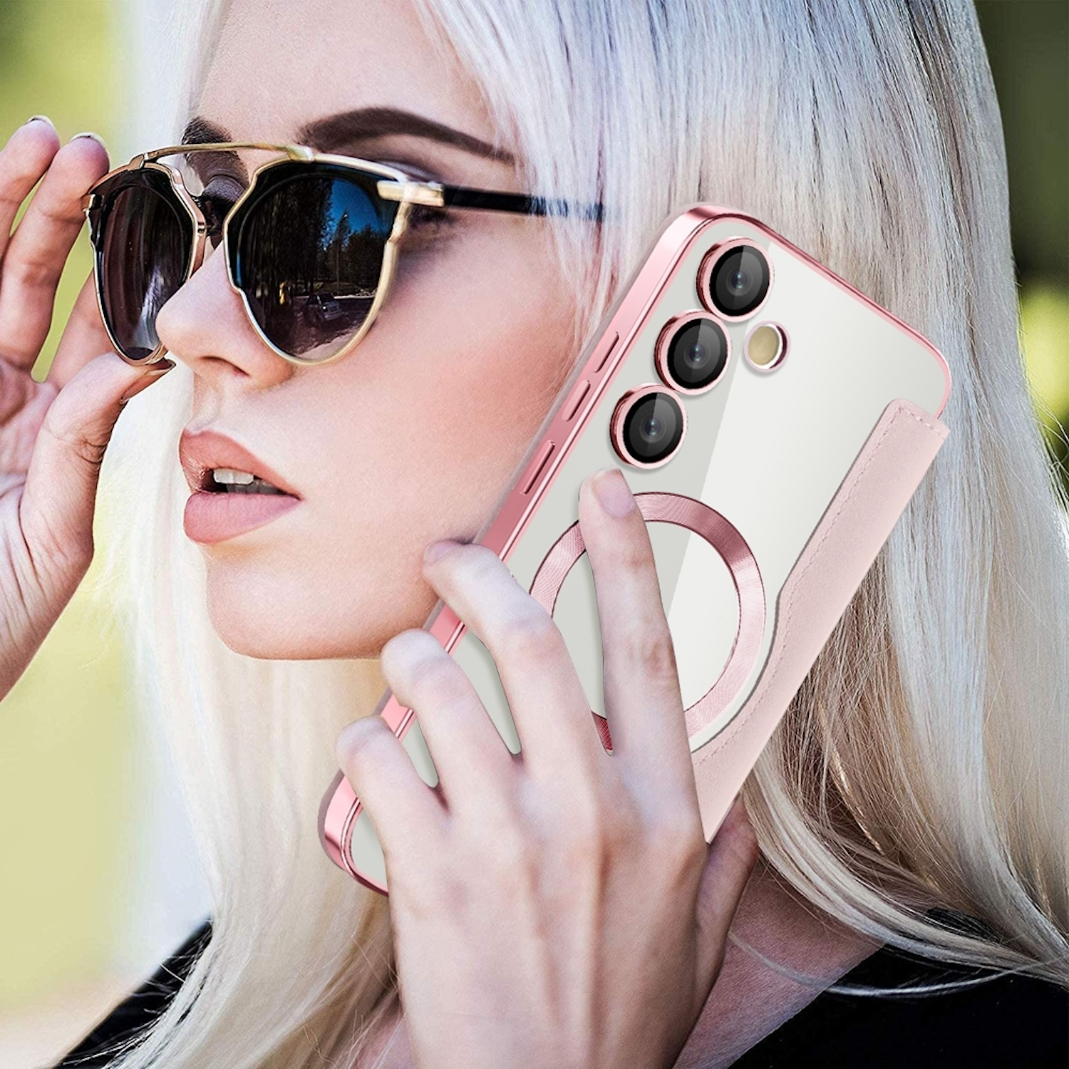 Frau hält ein Telefon mit rosa Hülle und MagSafe-Kreis.