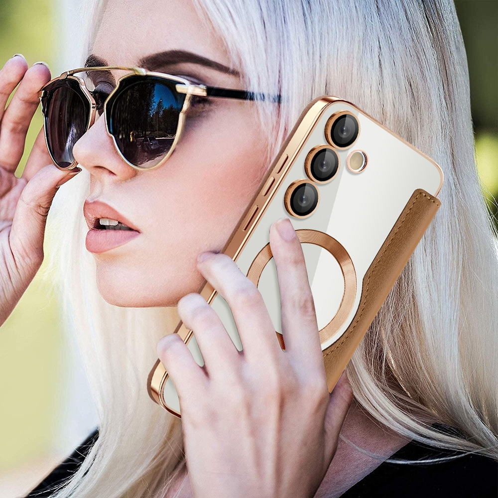 Blonde Frau hält ein Telefon in einer braunen Handyhülle, trägt Sonnenbrille.