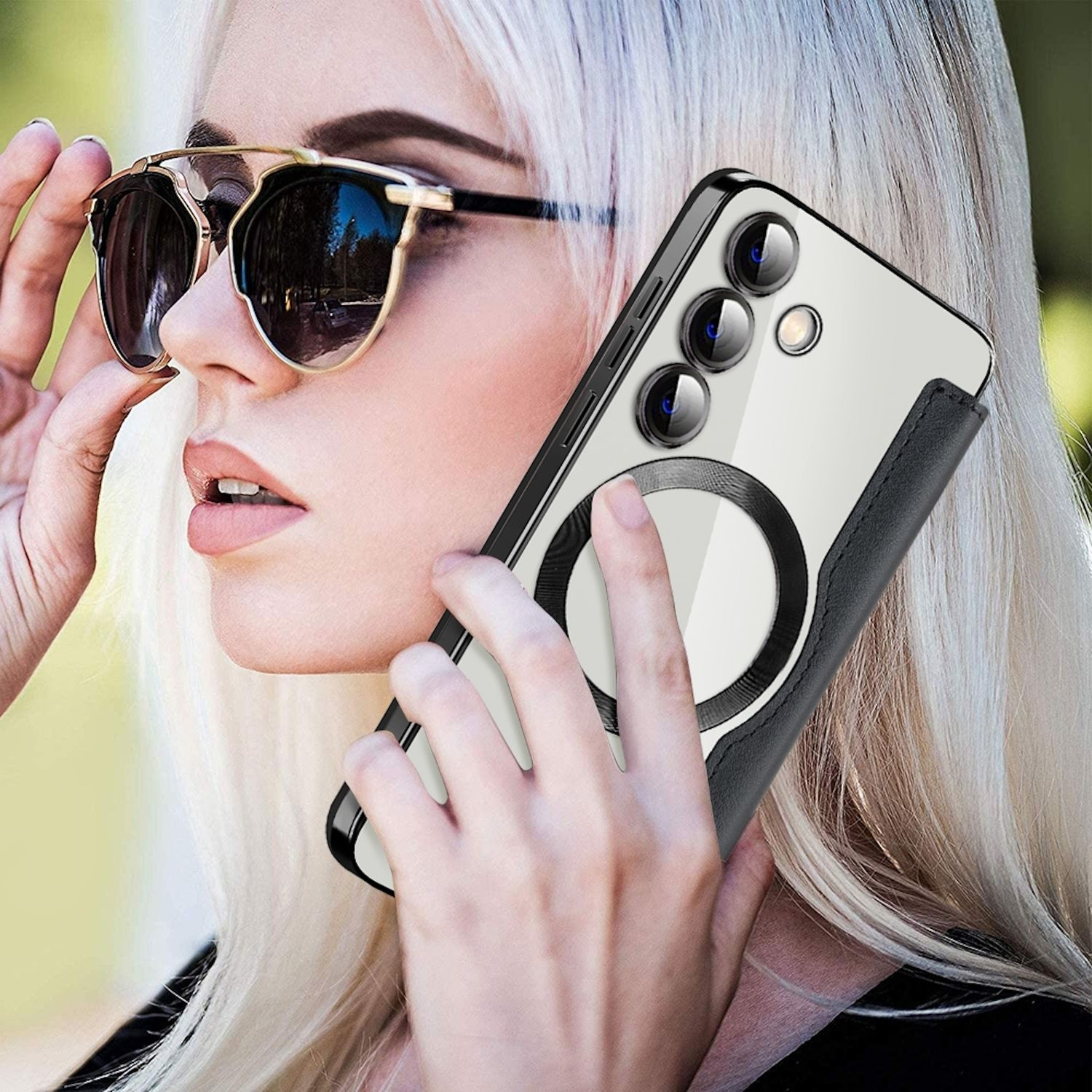 Blonde Frau, die eine Handyhülle hält und eine Sonnenbrille trägt. Telefon hat eine Hülle. Hintergrund ist unscharf.